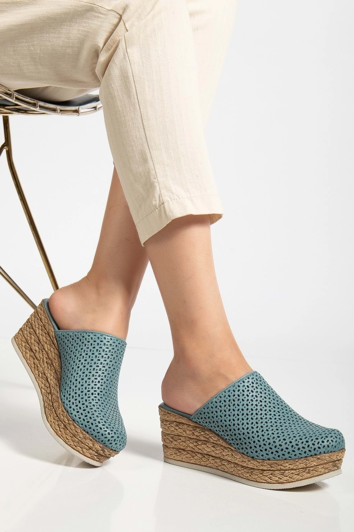 Kadın Hakiki Deri Burnu Kapalı Dolgu Topuk Terlik - MAVİ