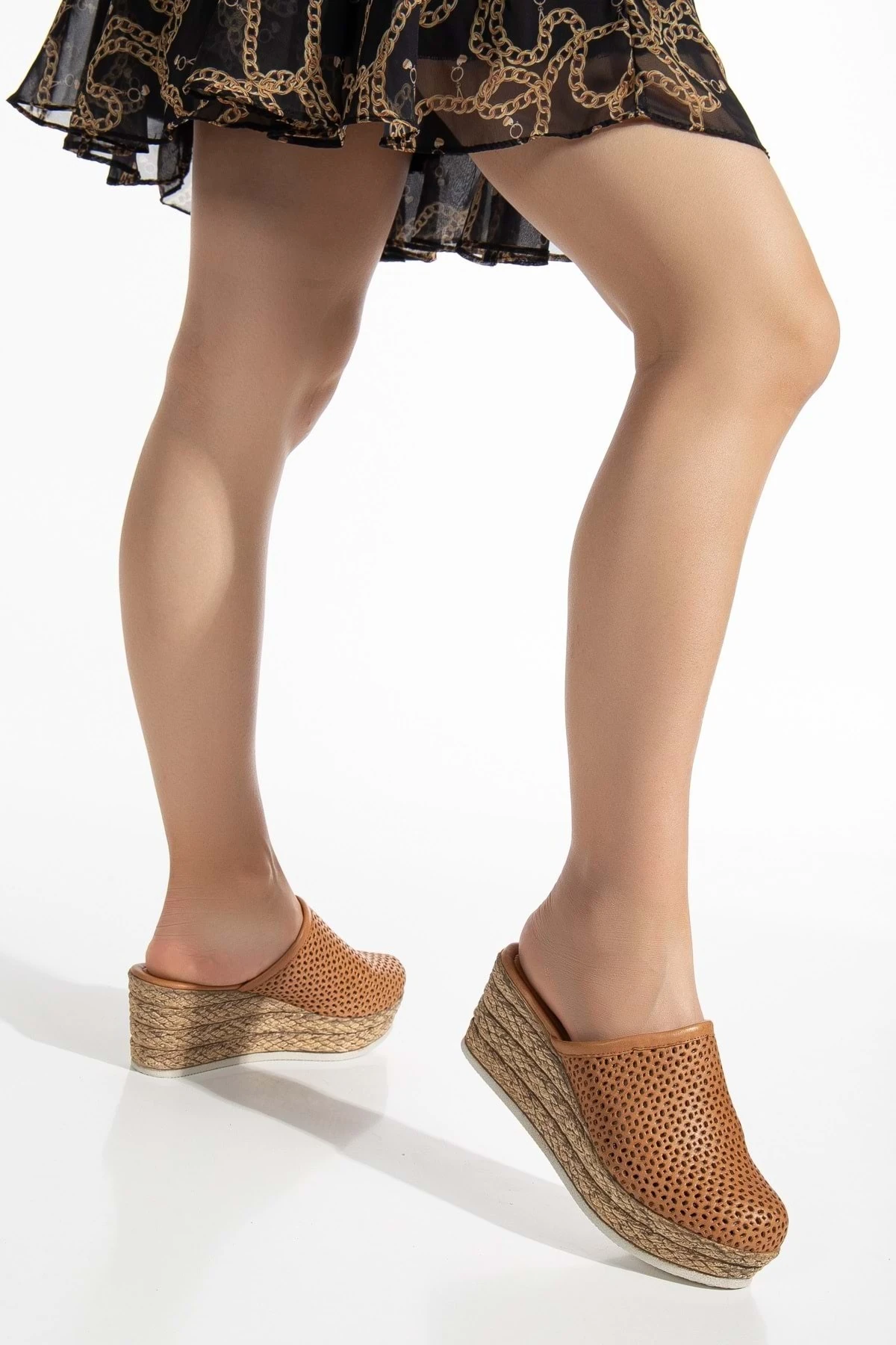 Kadın Hakiki Deri Burnu Kapalı Dolgu Topuk Terlik - Taba