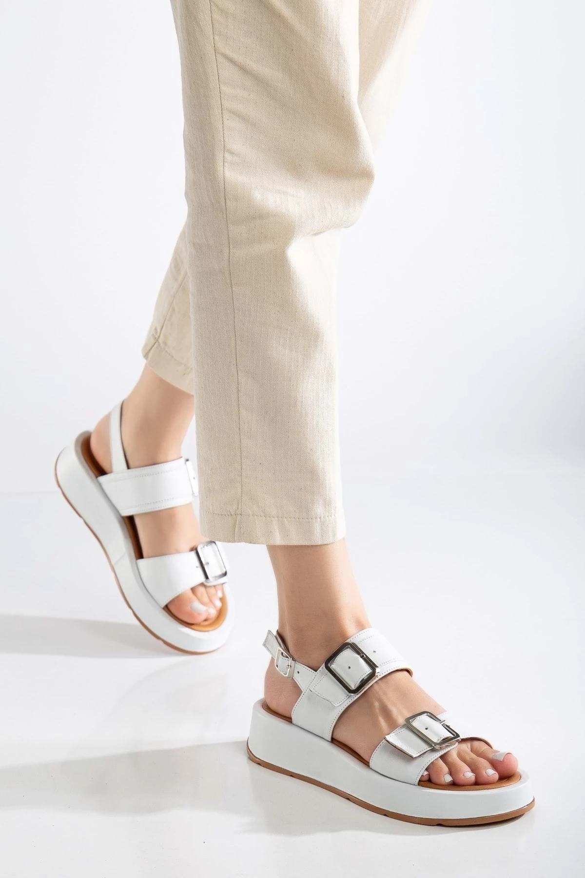 Kadın Hakiki Deri Tokalı Yüksek Taban Sandalet