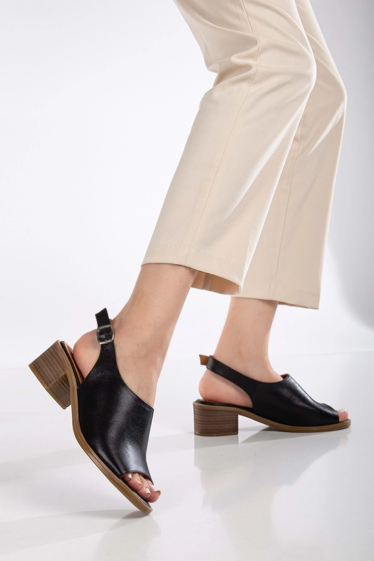 Kadın Hakiki Deri Toka Detaylı Bilekten Bağlı Sandalet