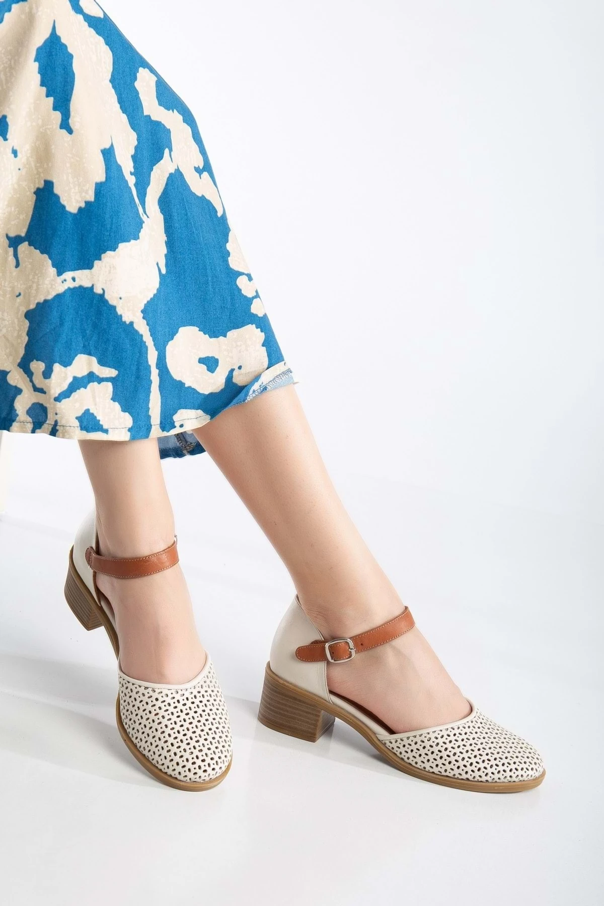 Kadın Hakiki Deri Burnu Kapalı Delikli Sandalet - Krem