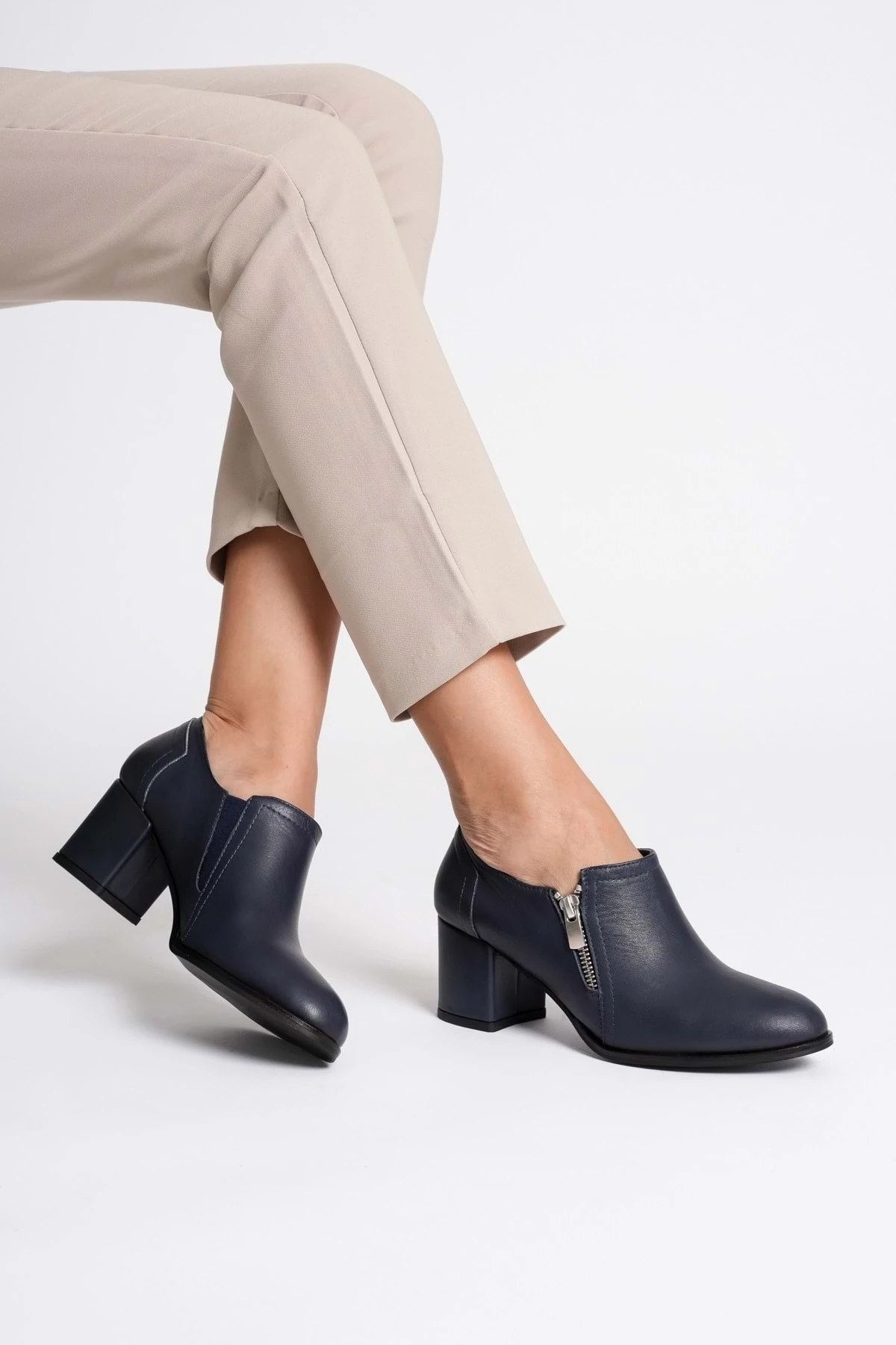 Kadın Hakiki Deri Fermuar Detaylı Şık Topuklu Ayakkabı