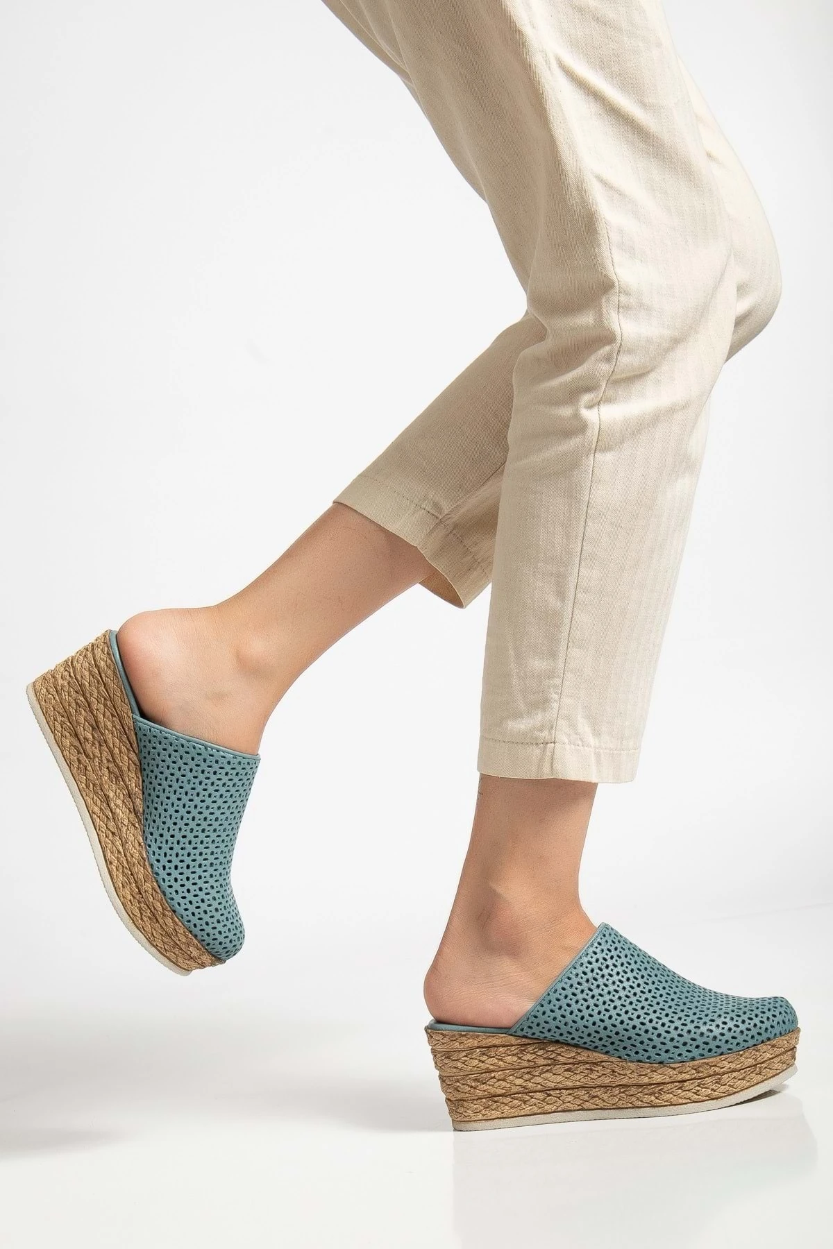 Kadın Hakiki Deri Burnu Kapalı Dolgu Topuk Terlik - MAVİ