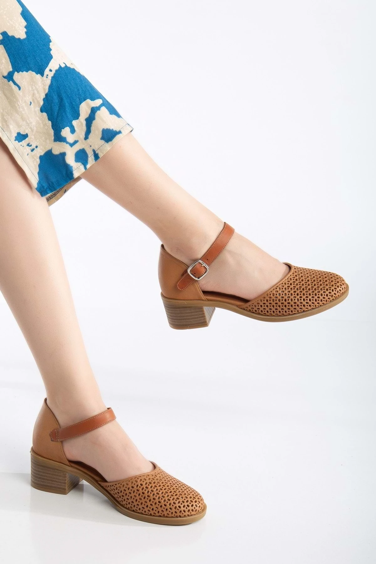 Kadın Hakiki Deri Burnu Kapalı Delikli Sandalet - Taba