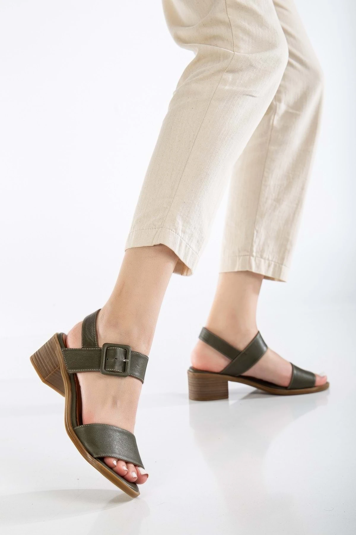 Kadın Hakiki Deri Kalın Bantlı Tokalı Sandalet