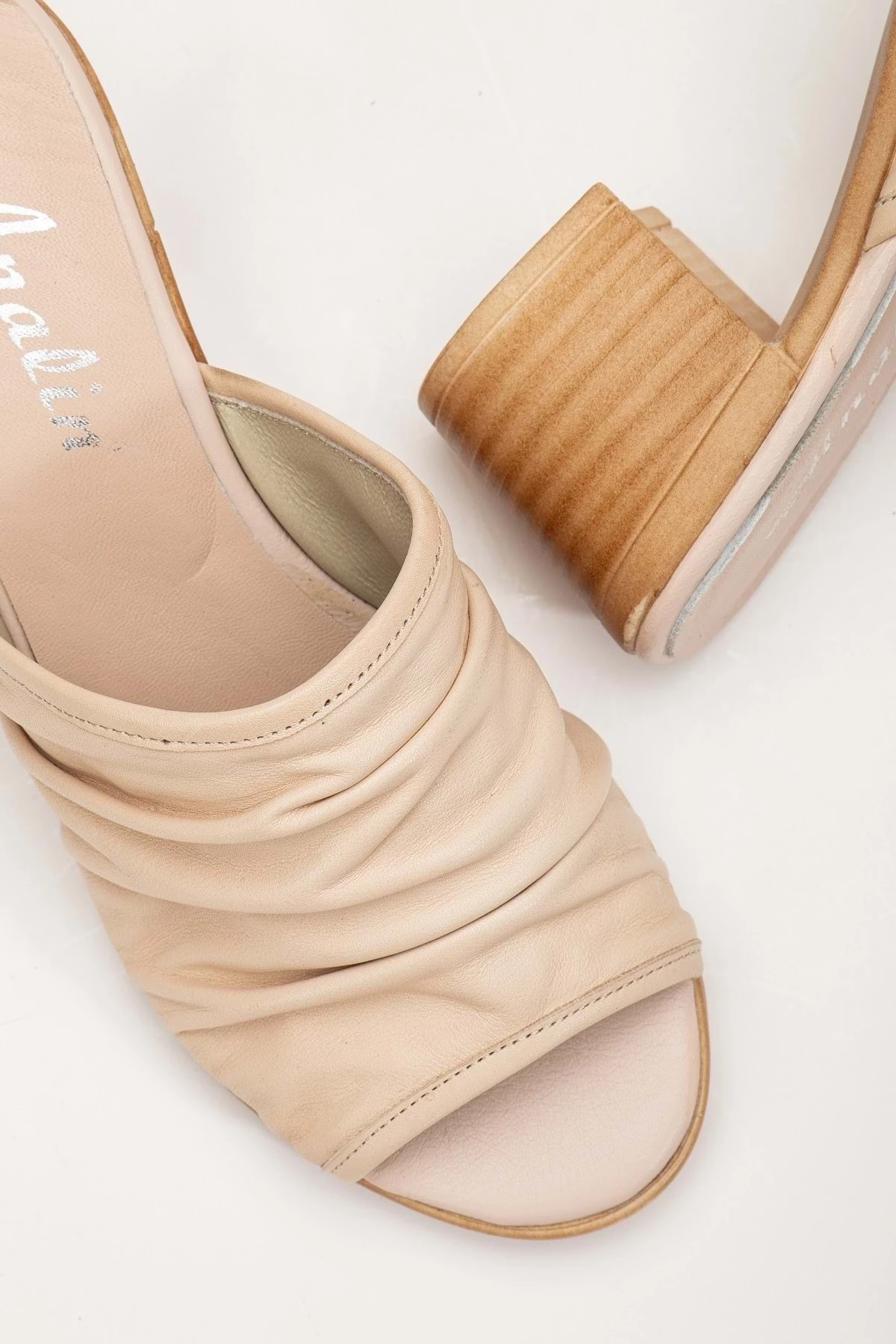 Kadın Hakiki Deri Kırışık Topuklu Terlik - Bej