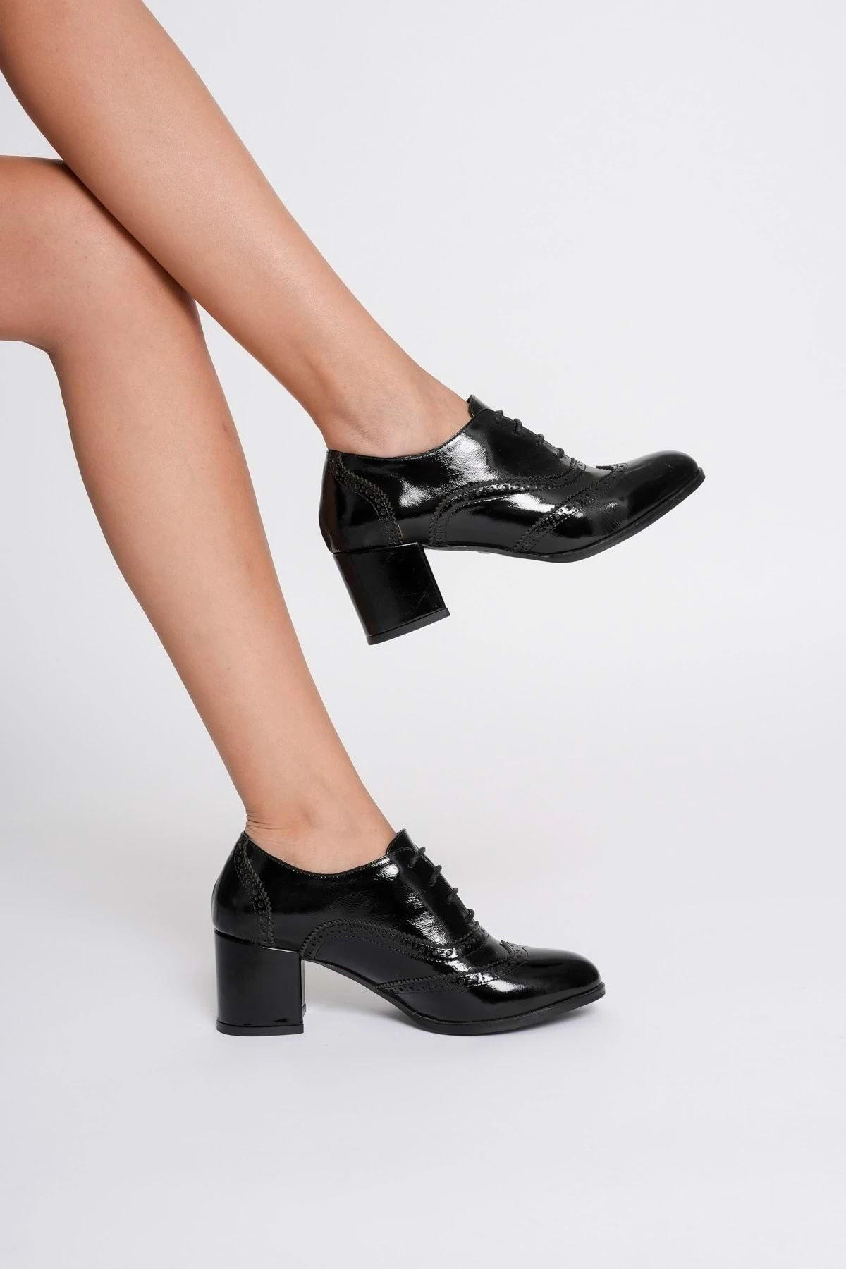 Kadın Hakiki Deri Lazer Detaylı Şık Topuklu Ayakkabı