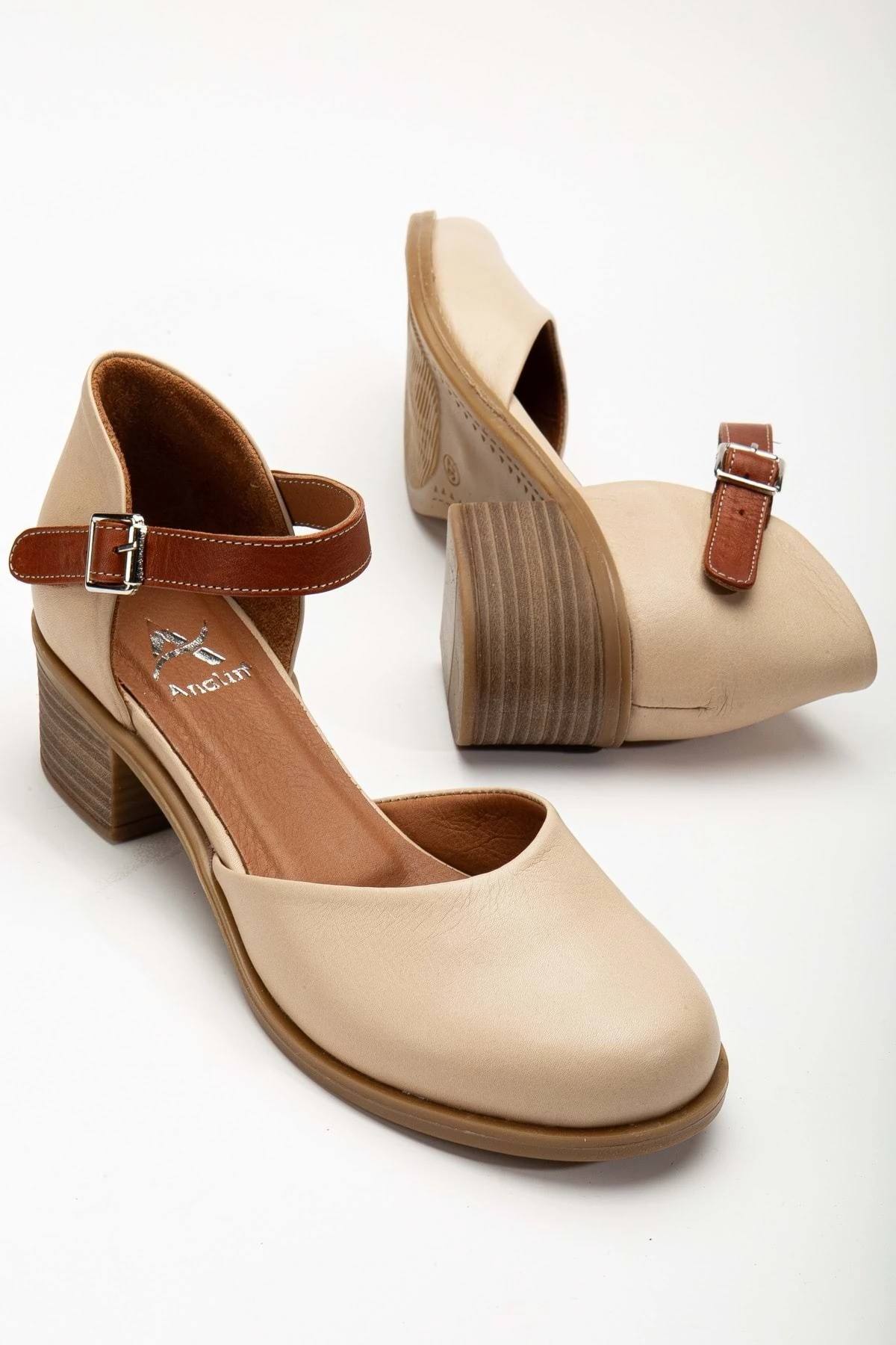 Kadın Hakiki Deri Burnu Kapalı Bilekten Bağlı Sandalet