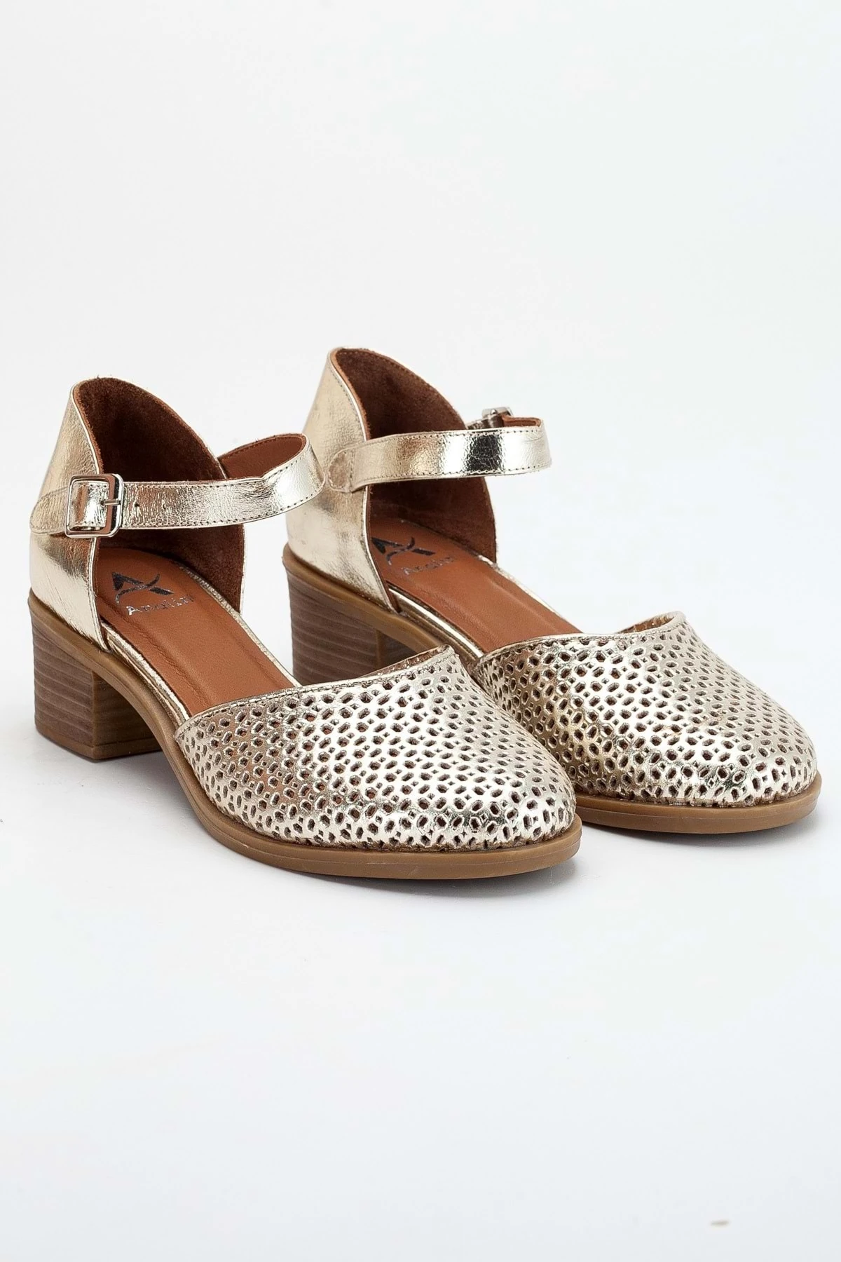 Kadın Hakiki Deri Burnu Kapalı Delikli Sandalet - Altın