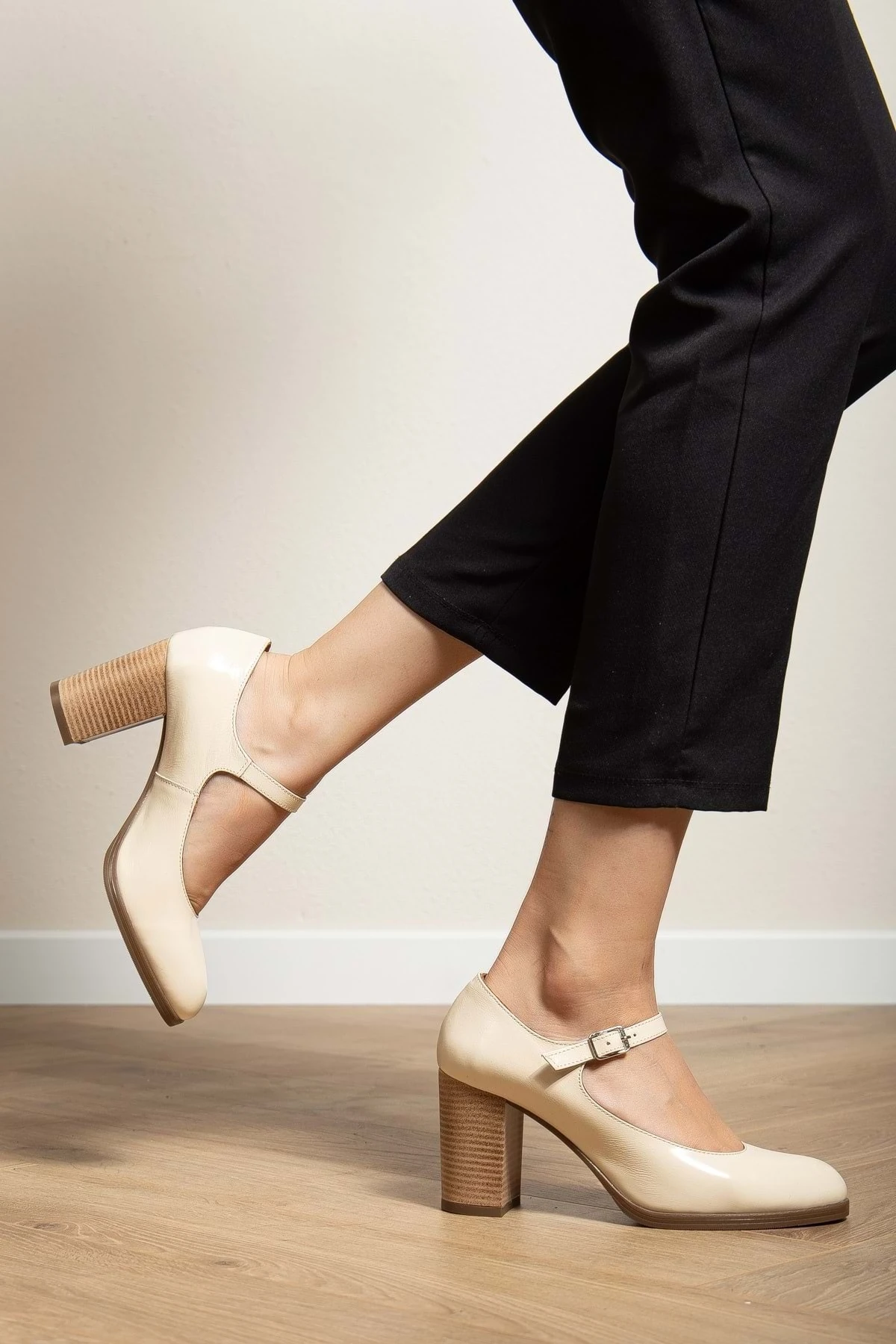 Kadın Hakiki Deri Bantlı Topuklu Ayakkabı - BEJ RUGAN