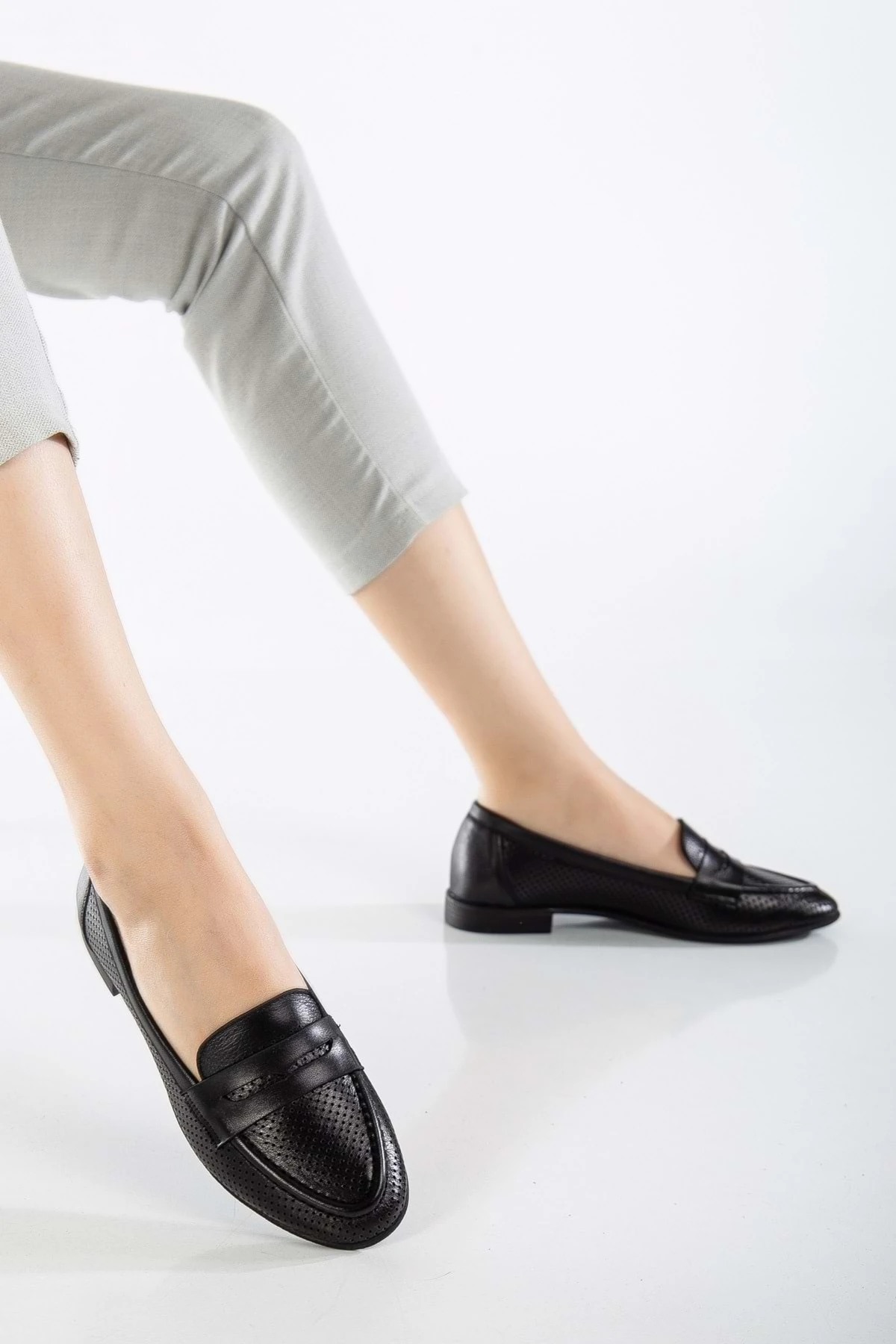 Kadın Hakiki Deri Günlük Saraçlı Lazerli Babet - SİYAH