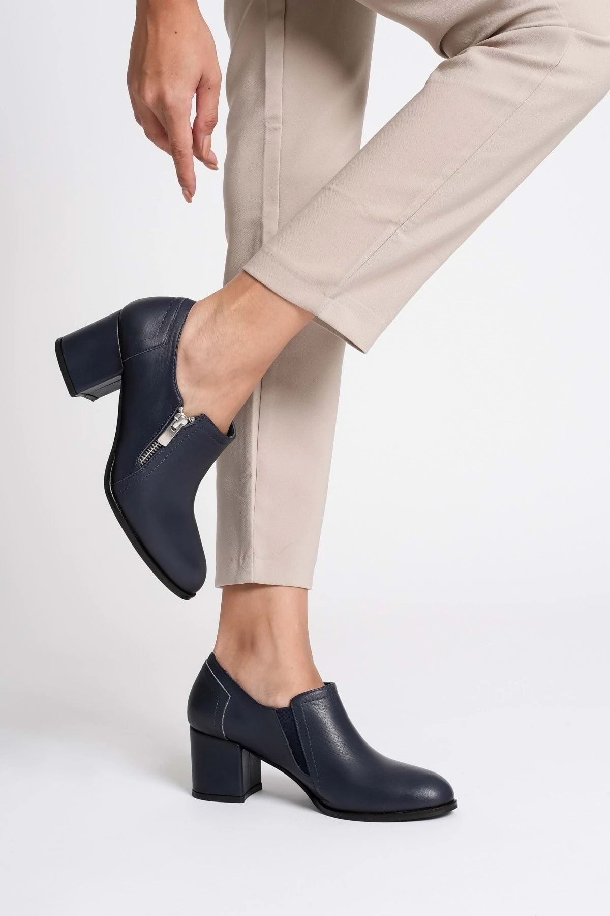 Kadın Hakiki Deri Fermuar Detaylı Şık Topuklu Ayakkabı