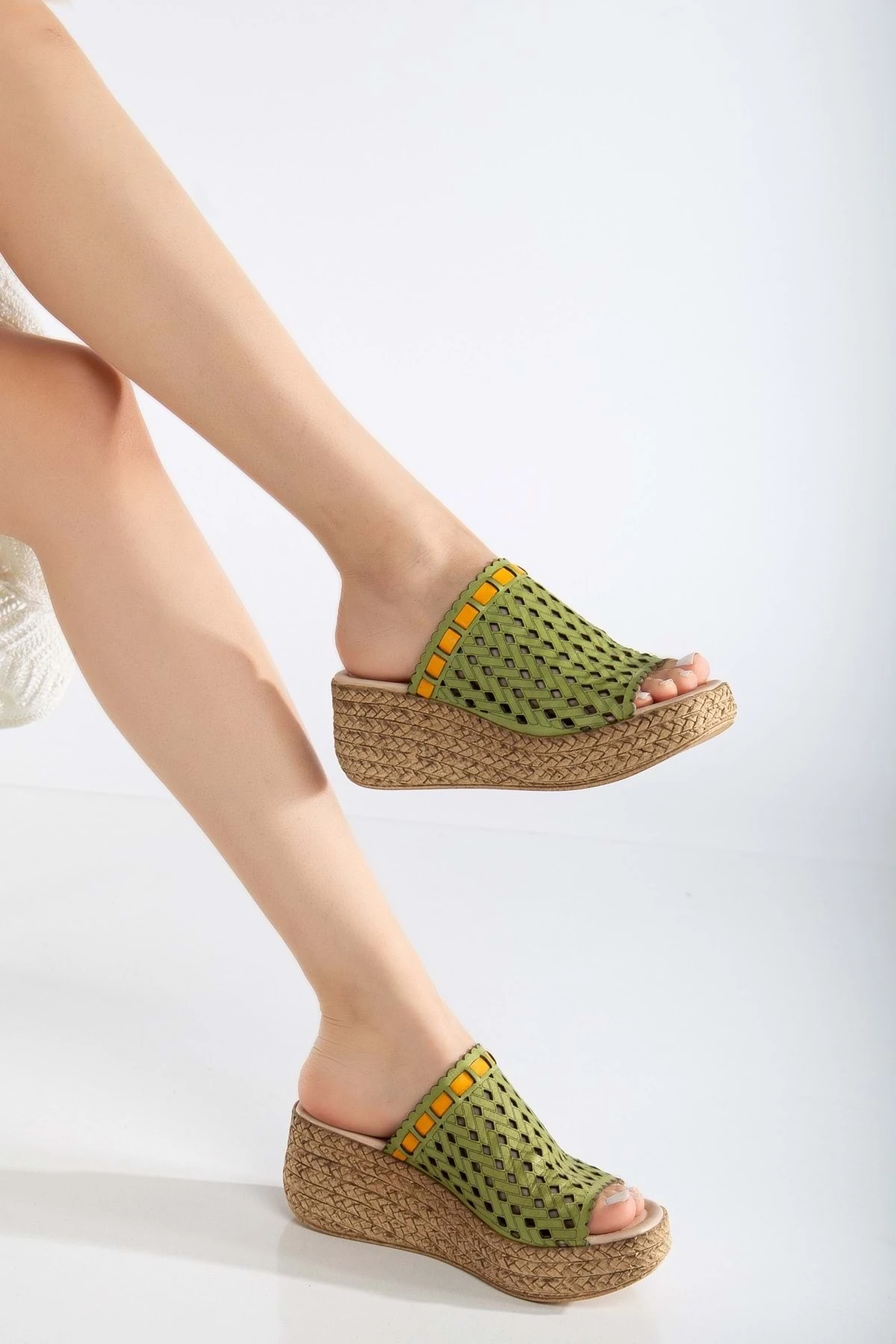 Kadın Hakiki Deri Lazerli Dolgu Topuk Terlik - Fıstık Yeşili