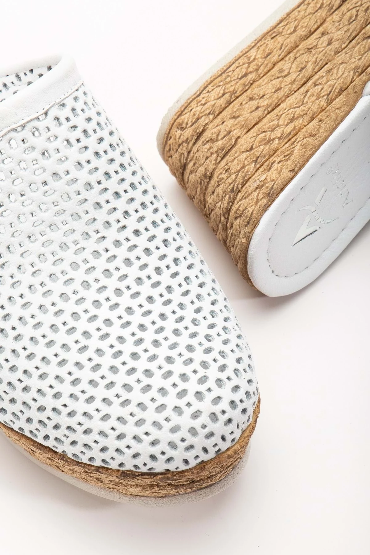 Kadın Hakiki Deri Burnu Kapalı Dolgu Topuk Terlik - BEYAZ