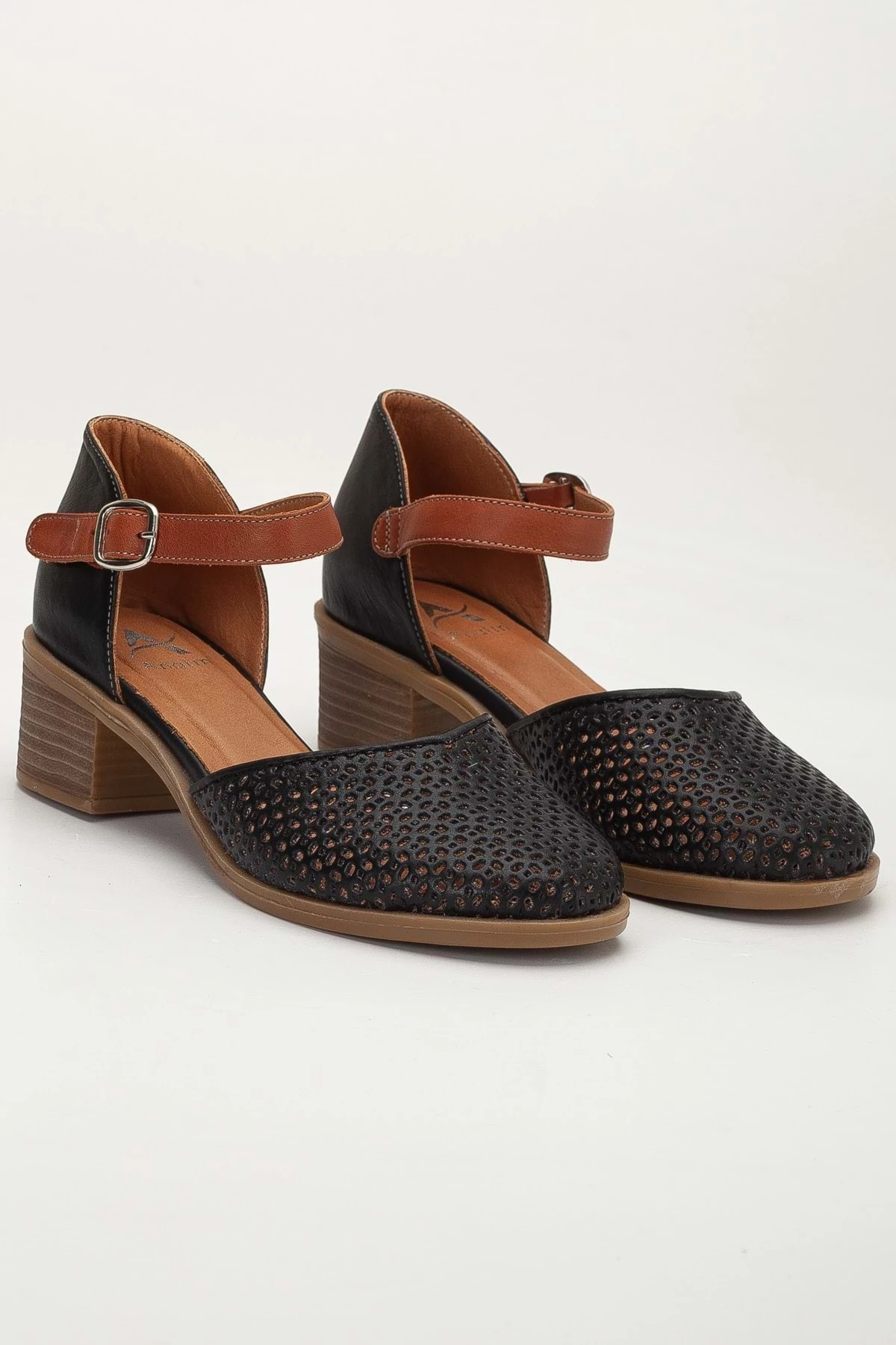 Kadın Hakiki Deri Burnu Kapalı Delikli Sandalet - SİYAH