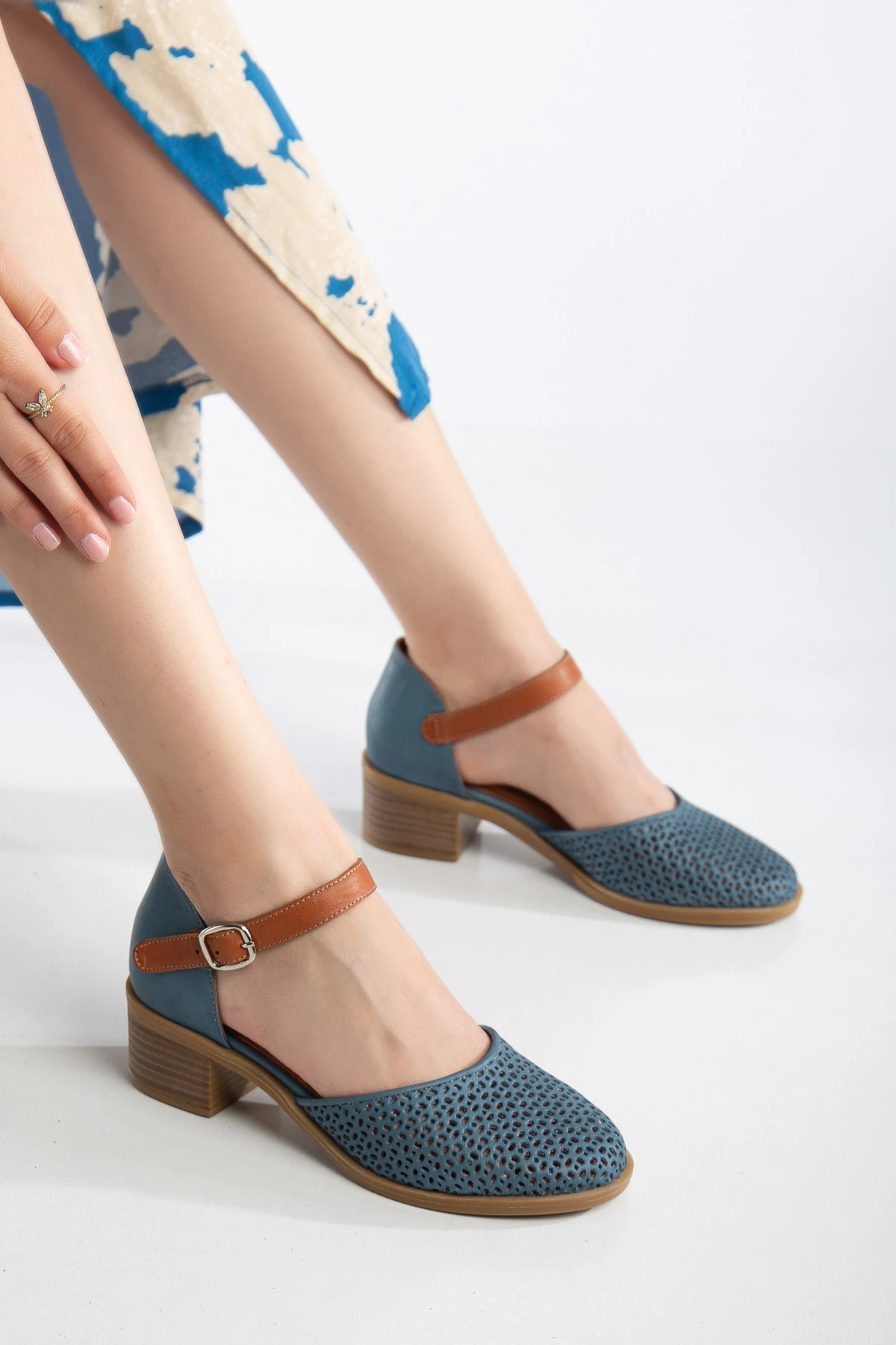 Kadın Hakiki Deri Burnu Kapalı Delikli Sandalet - Kot Mavi