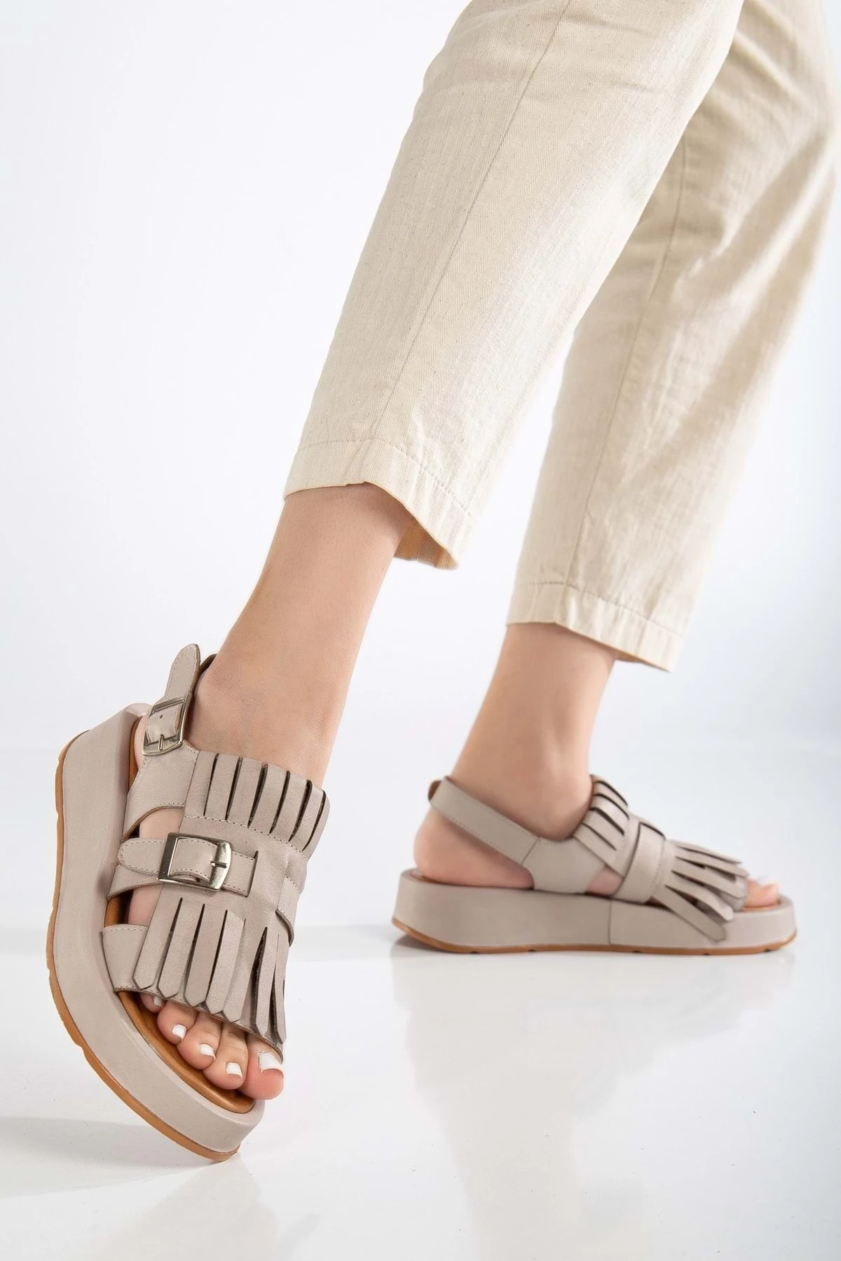 Kadın Hakiki Deri Püsküllü Tokalı Sandalet