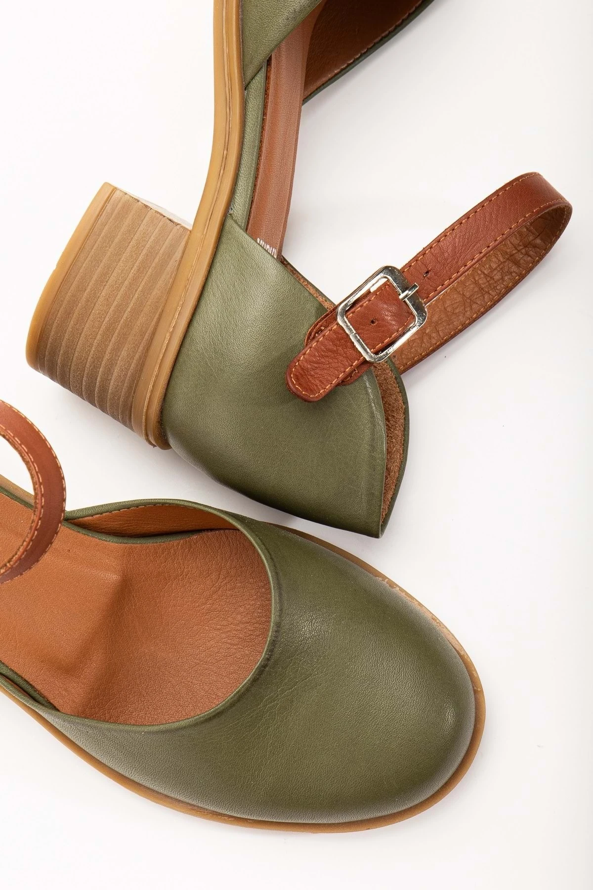 Kadın Hakiki Deri Burnu Kapalı Bilekten Bağlı Sandalet