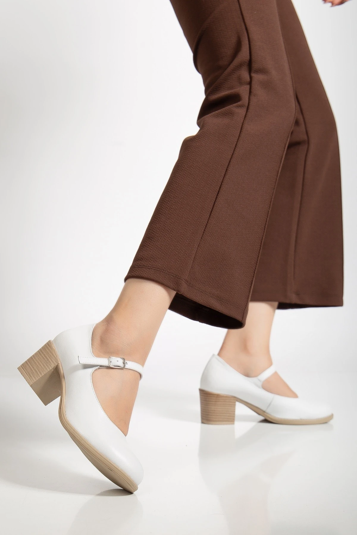 Kadın Hakiki Deri Bantlı Topuklu Ayakkabı