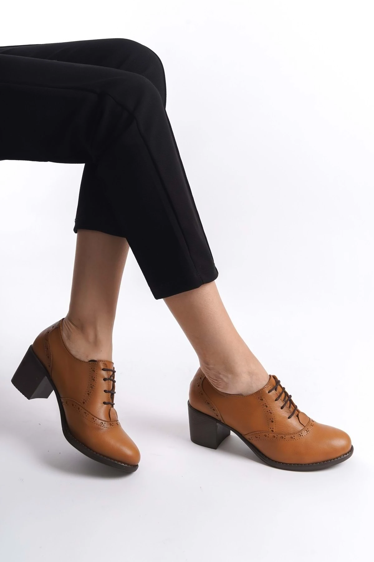 Kadın Hakiki Deri Bağcıklı Klasik Topuklu Ayakkabı