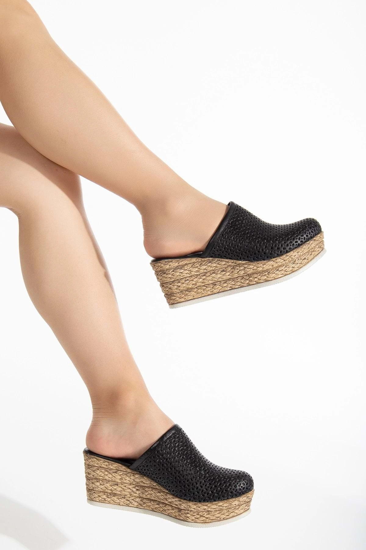 Kadın Hakiki Deri Burnu Kapalı Dolgu Topuk Terlik - SİYAH