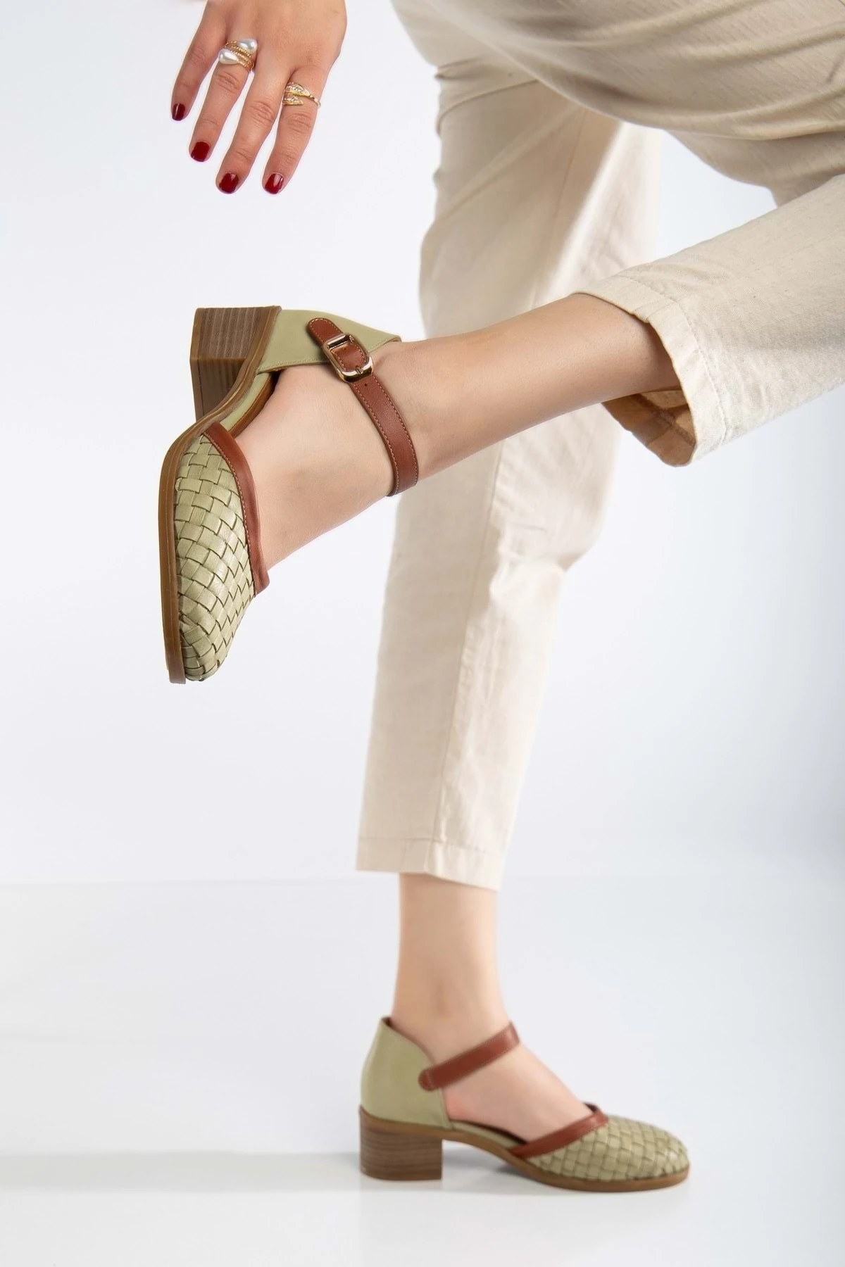 Kadın Hakiki Deri Burnu Kapalı Örgülü Sandalet