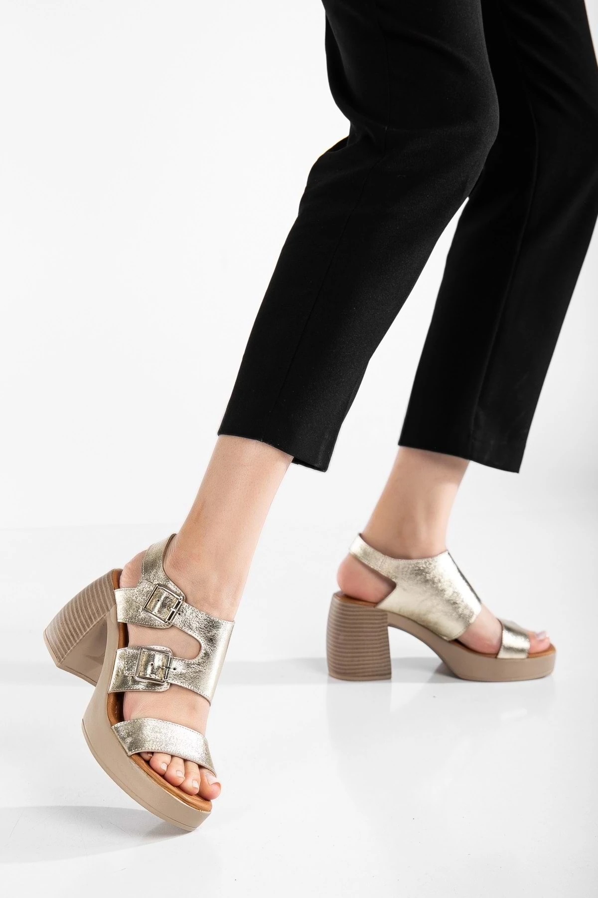 Kadın Hakiki Deri Tokalı Kalın Topuklu Sandalet