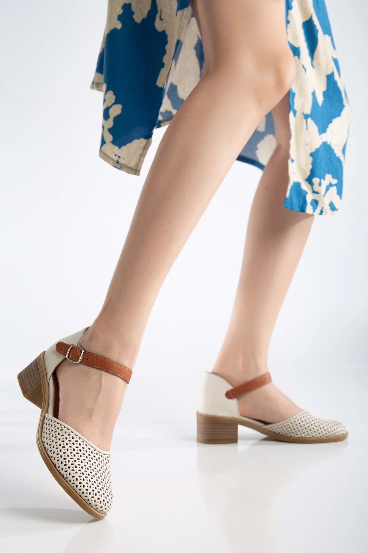 Kadın Hakiki Deri Burnu Kapalı Delikli Sandalet - Krem