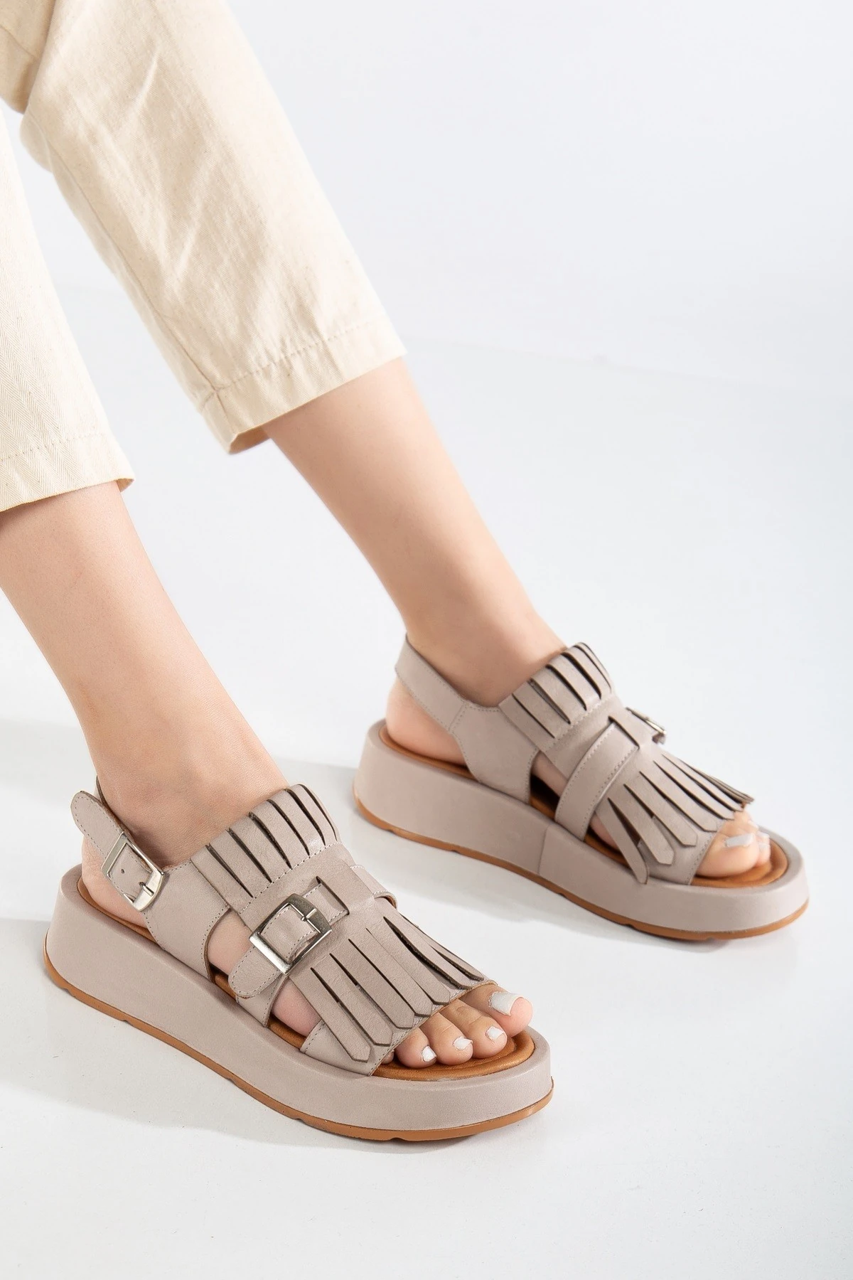 Kadın Hakiki Deri Püsküllü Tokalı Sandalet