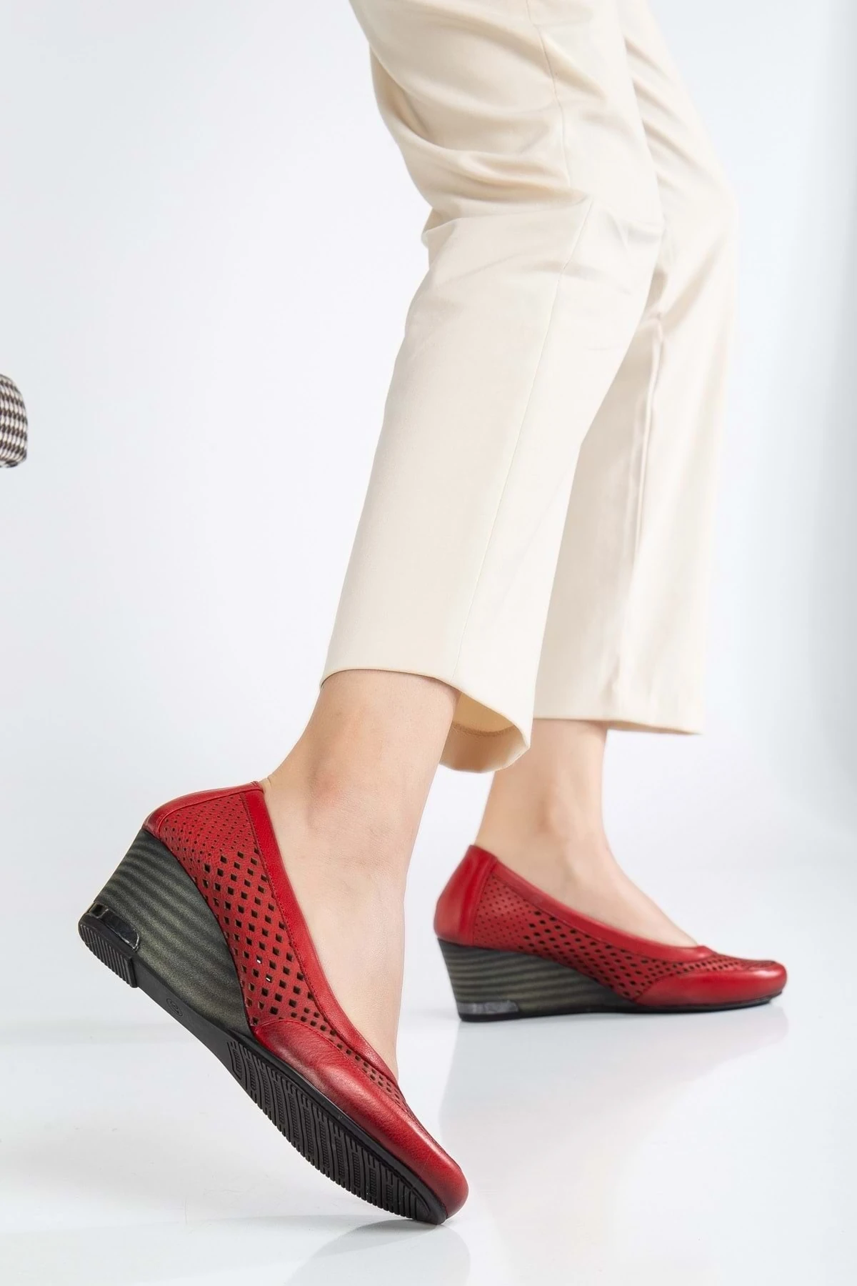 Kadın Hakiki Deri Lazerli Dolgu Topuklu Ayakkabı