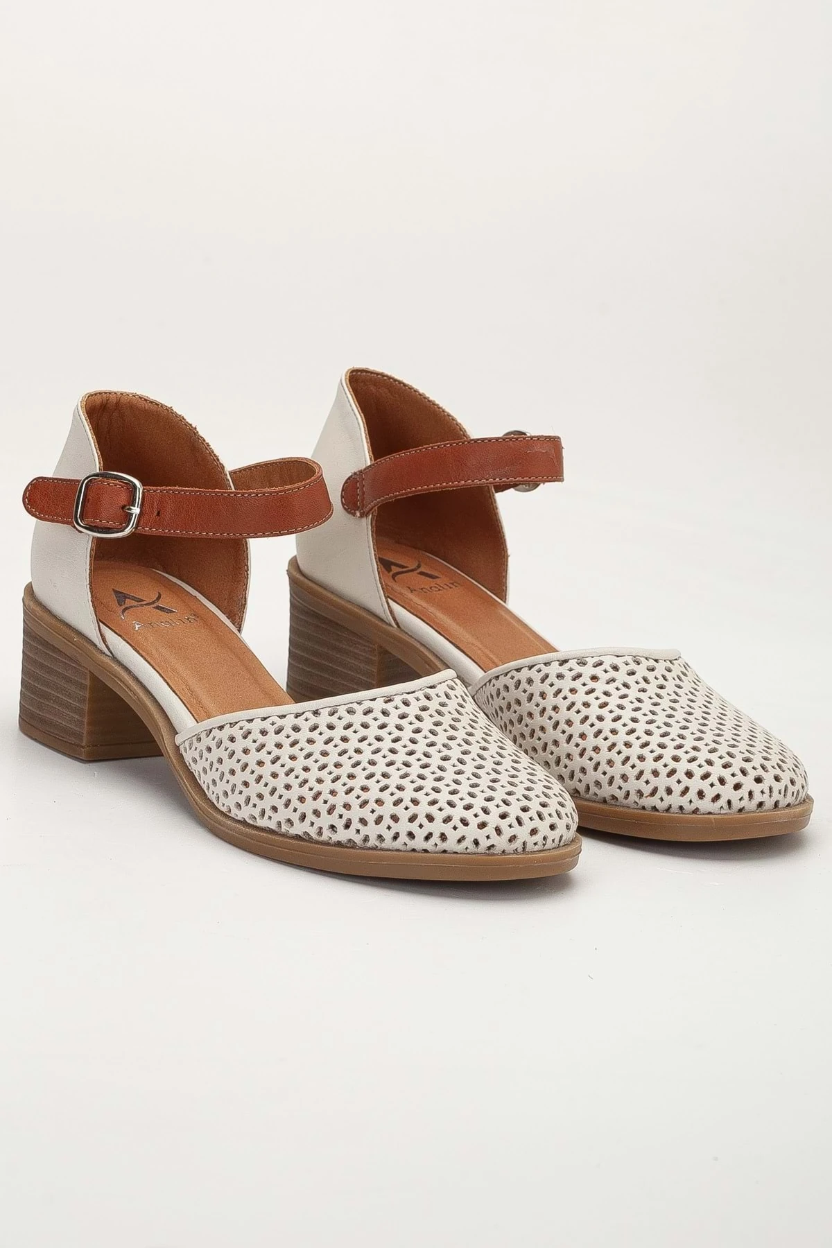 Kadın Hakiki Deri Burnu Kapalı Delikli Sandalet - Krem