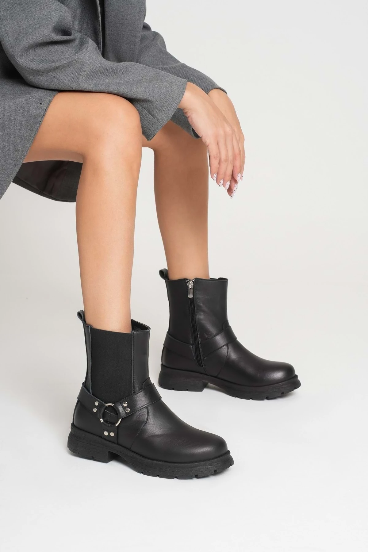 Kadın Hakiki Deri Metal Aksesuarlı Bot