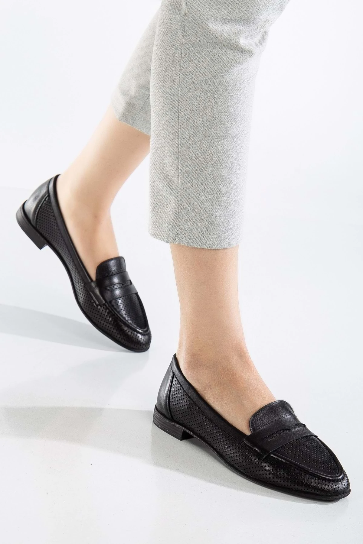 Kadın Hakiki Deri Günlük Saraçlı Lazerli Babet - SİYAH