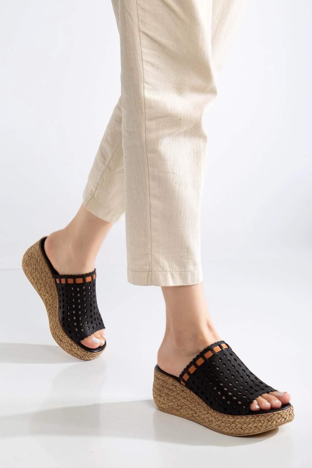 Kadın Hakiki Deri Lazerli Dolgu Topuk Terlik - SİYAH