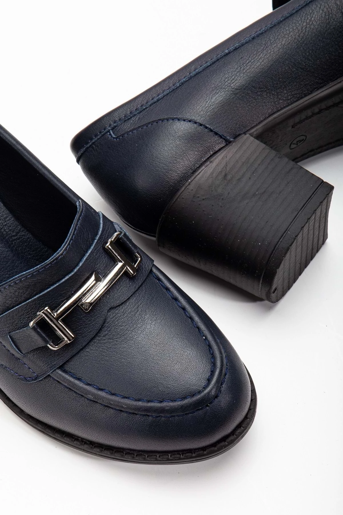 Kadın Hakiki Deri Tokalı Klasik Topuklu Ayakkabı