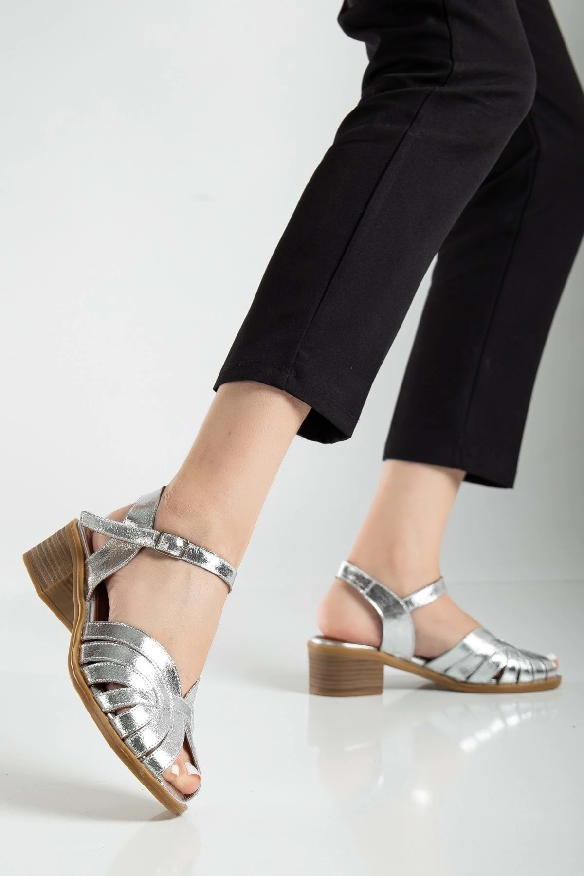 Kadın Hakiki Deri Bilekten Bağlı Sandalet - GUMUS