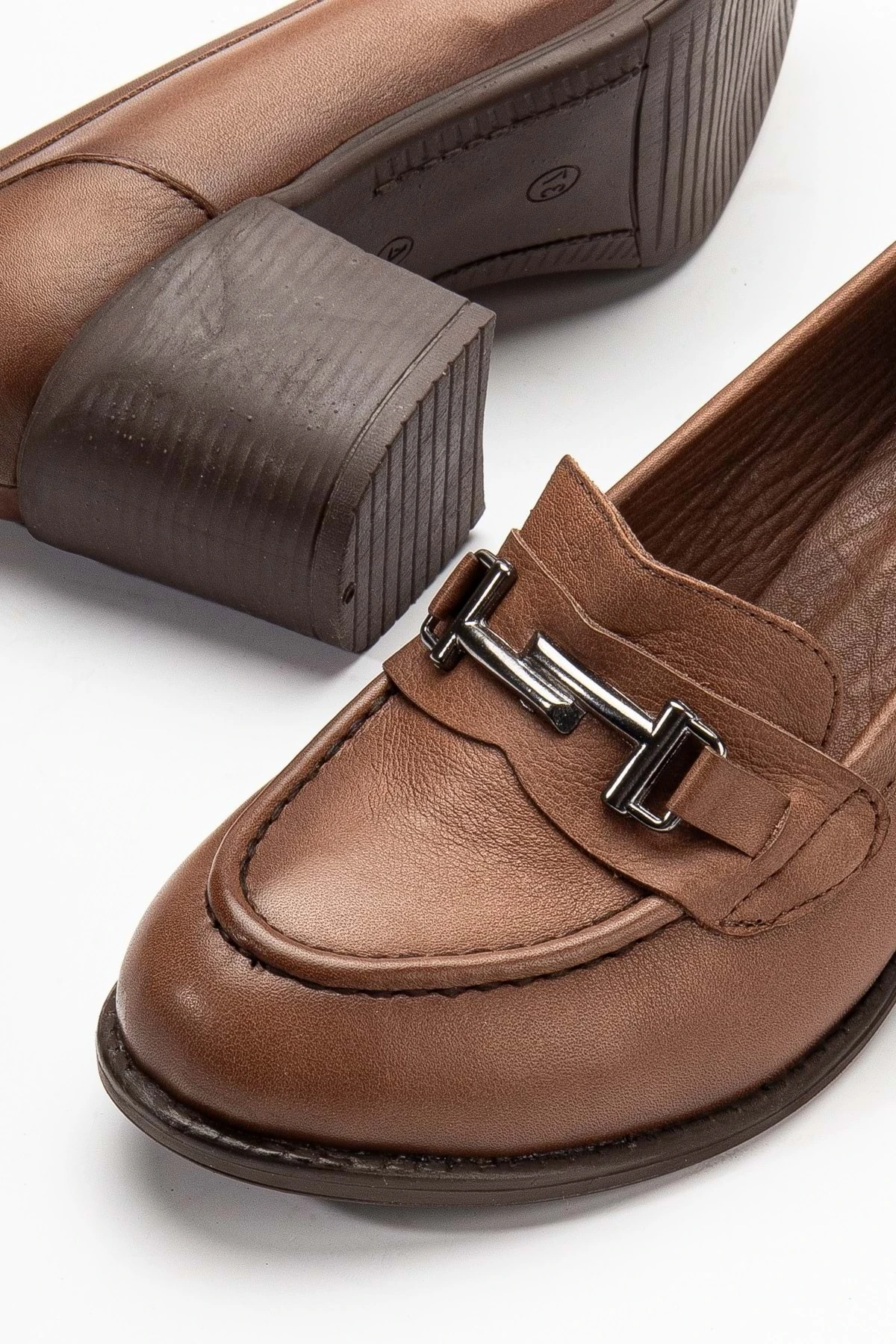 Kadın Hakiki Deri Tokalı Klasik Topuklu Ayakkabı - CEVİZ