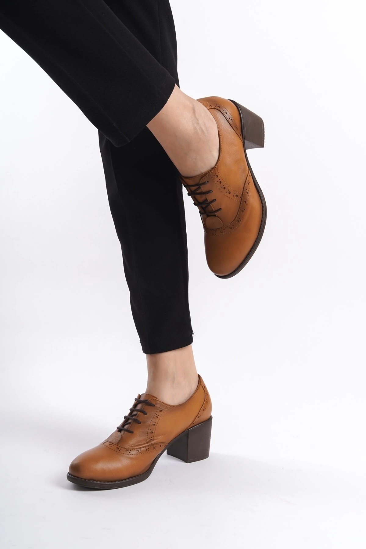 Kadın Hakiki Deri Bağcıklı Klasik Topuklu Ayakkabı