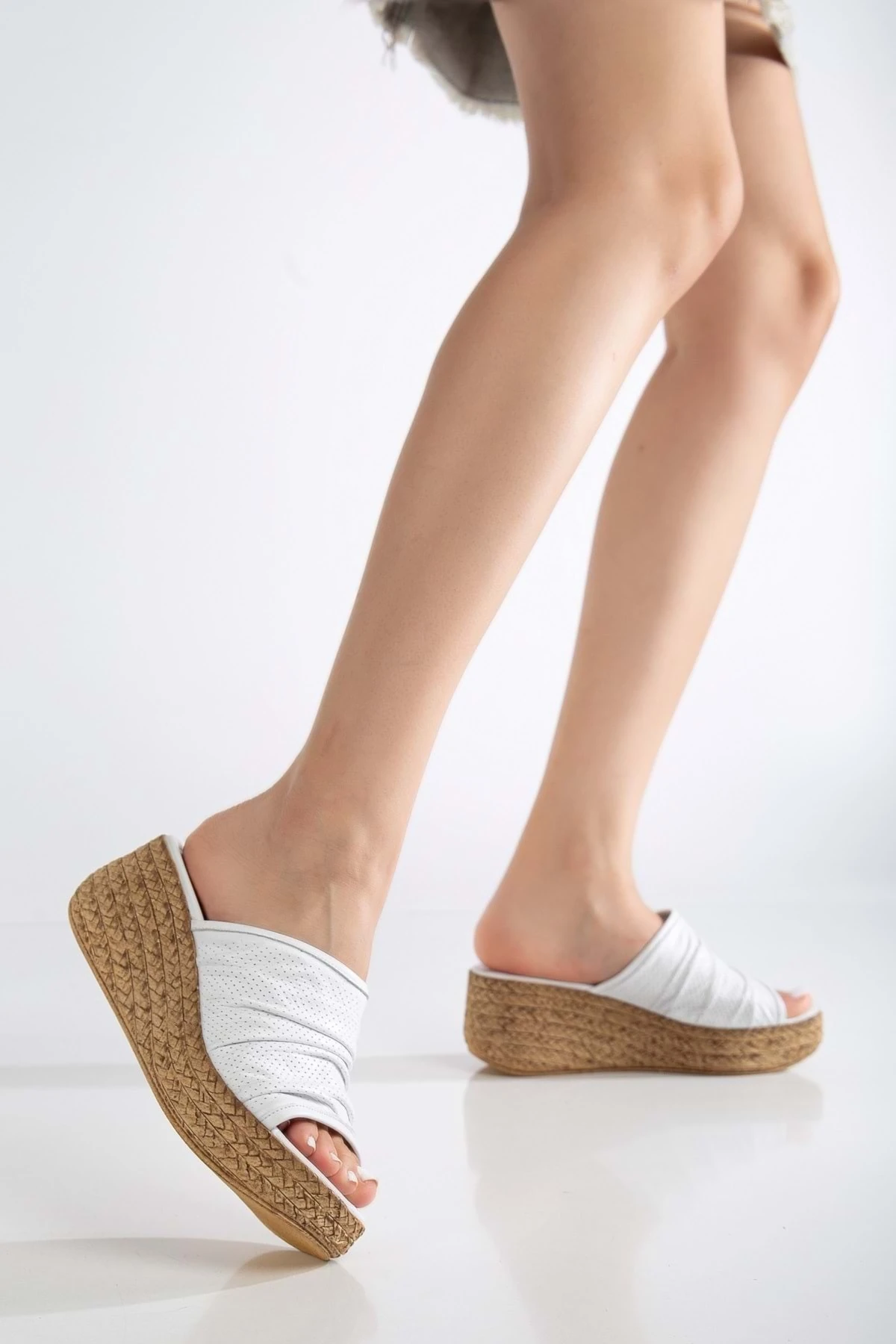 Kadın Hakiki Deri Burnu Açık Kırışık Terlik - BEYAZ