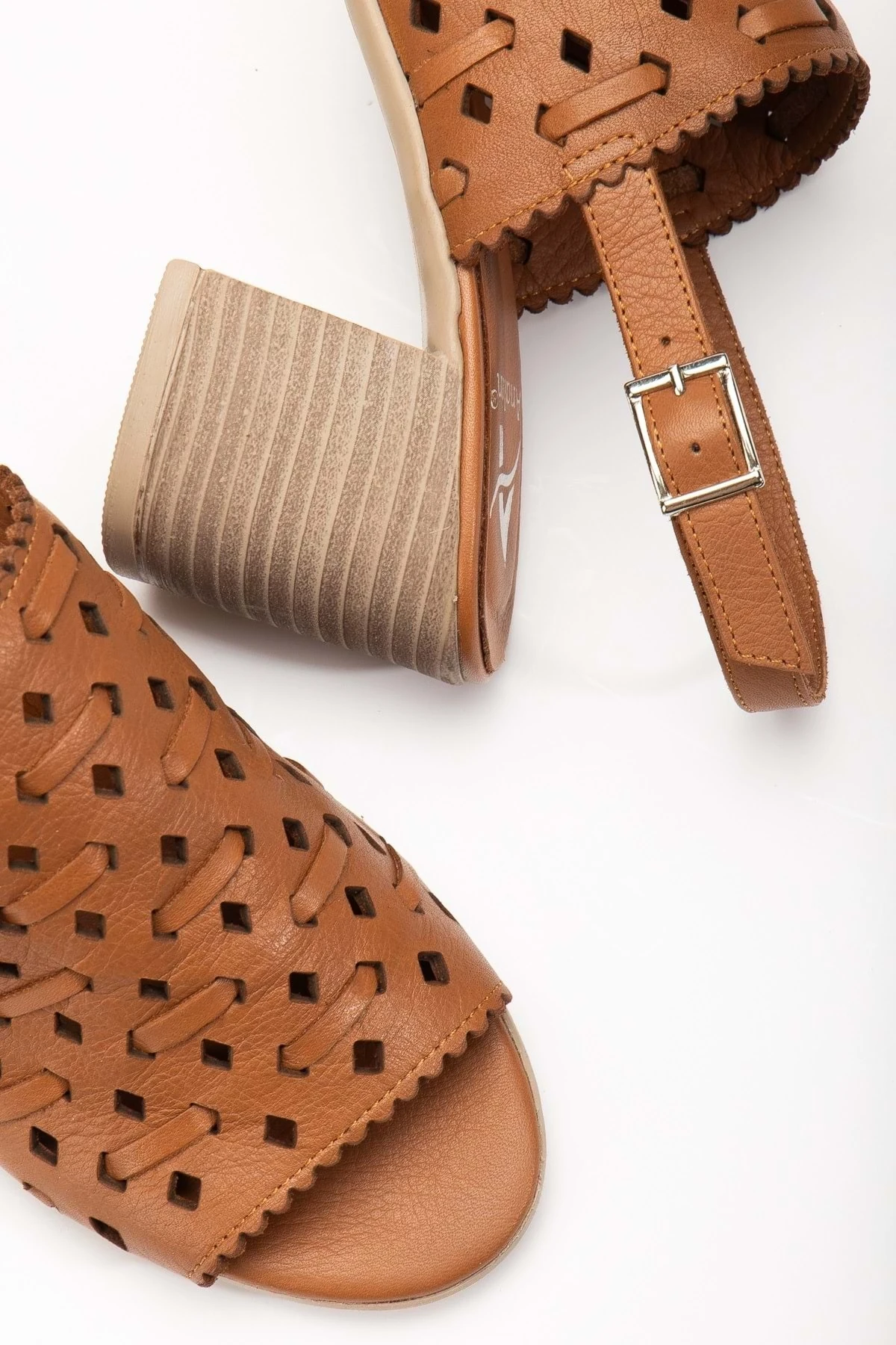 Kadın Hakiki Deri Örgülü Lazerli Topuklu Sandalet