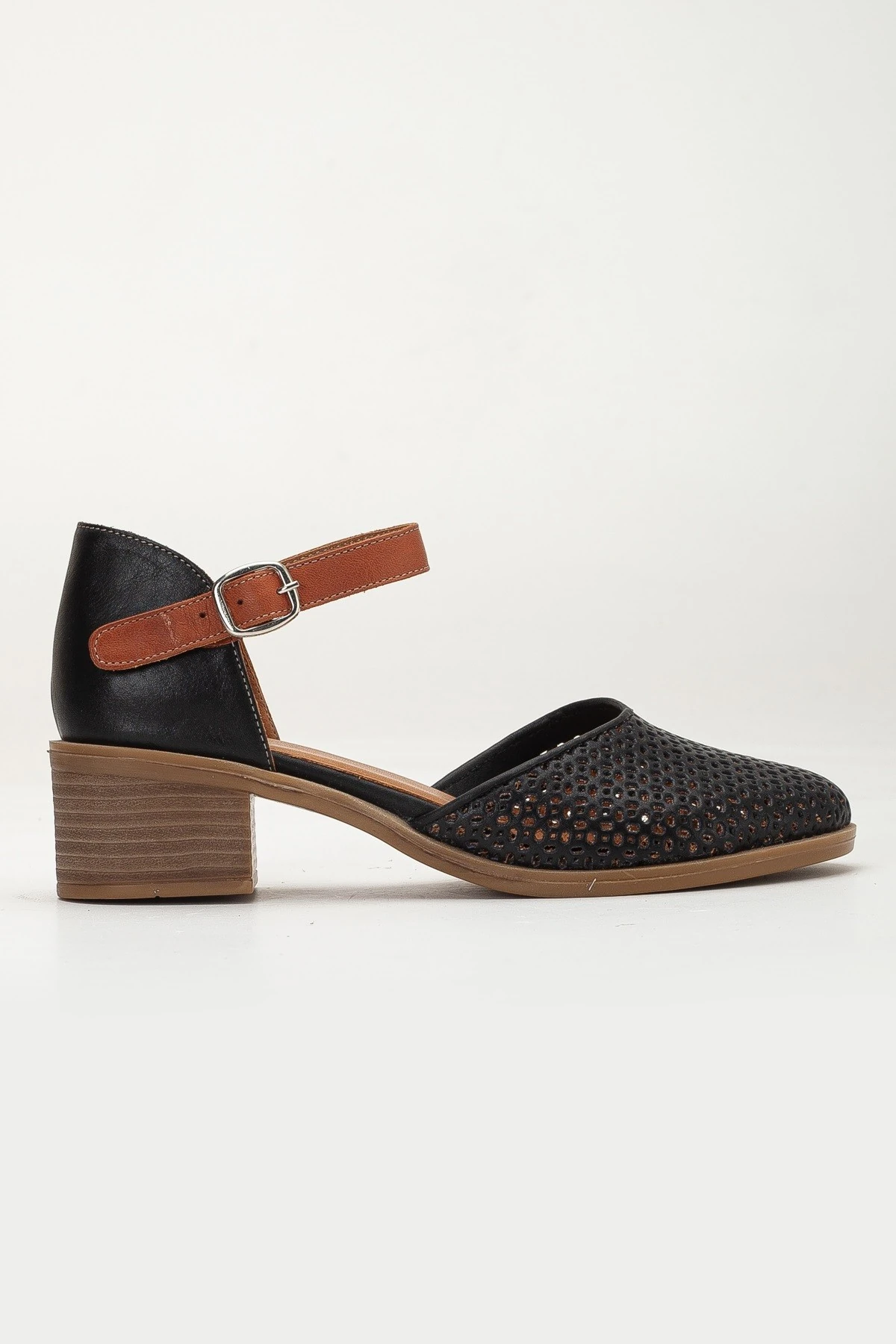 Kadın Hakiki Deri Burnu Kapalı Delikli Sandalet - SİYAH