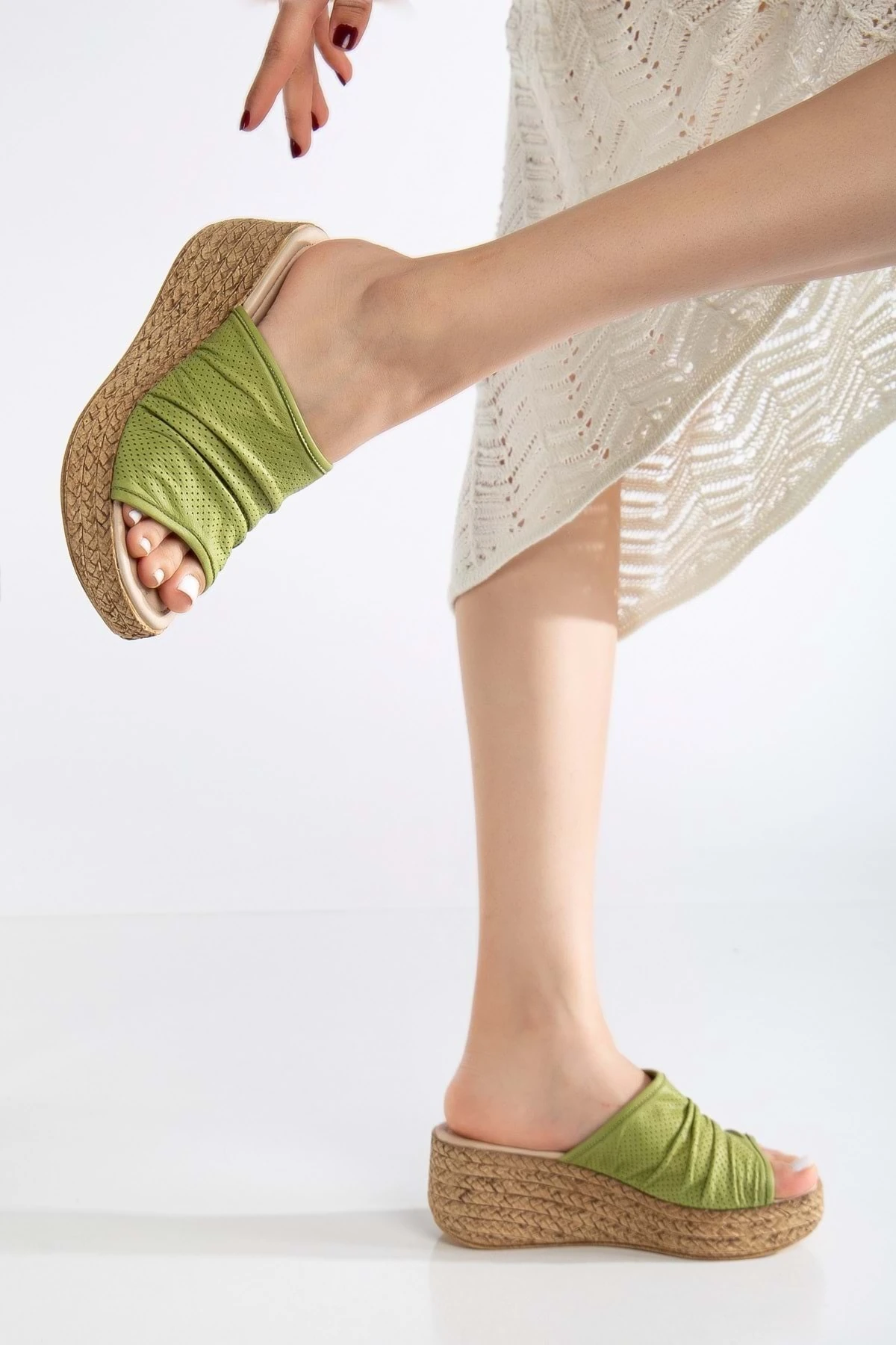 Kadın Hakiki Deri Burnu Açık Kırışık Terlik - Fıstık Yeşili