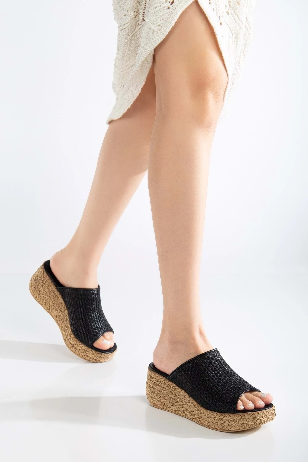 Kadın Hakiki Deri Örgülü Terlik - SİYAH