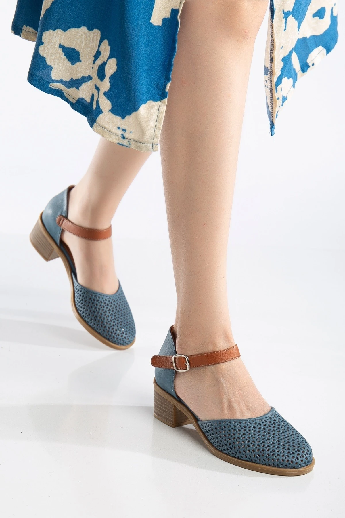 Kadın Hakiki Deri Burnu Kapalı Delikli Sandalet - Kot Mavi
