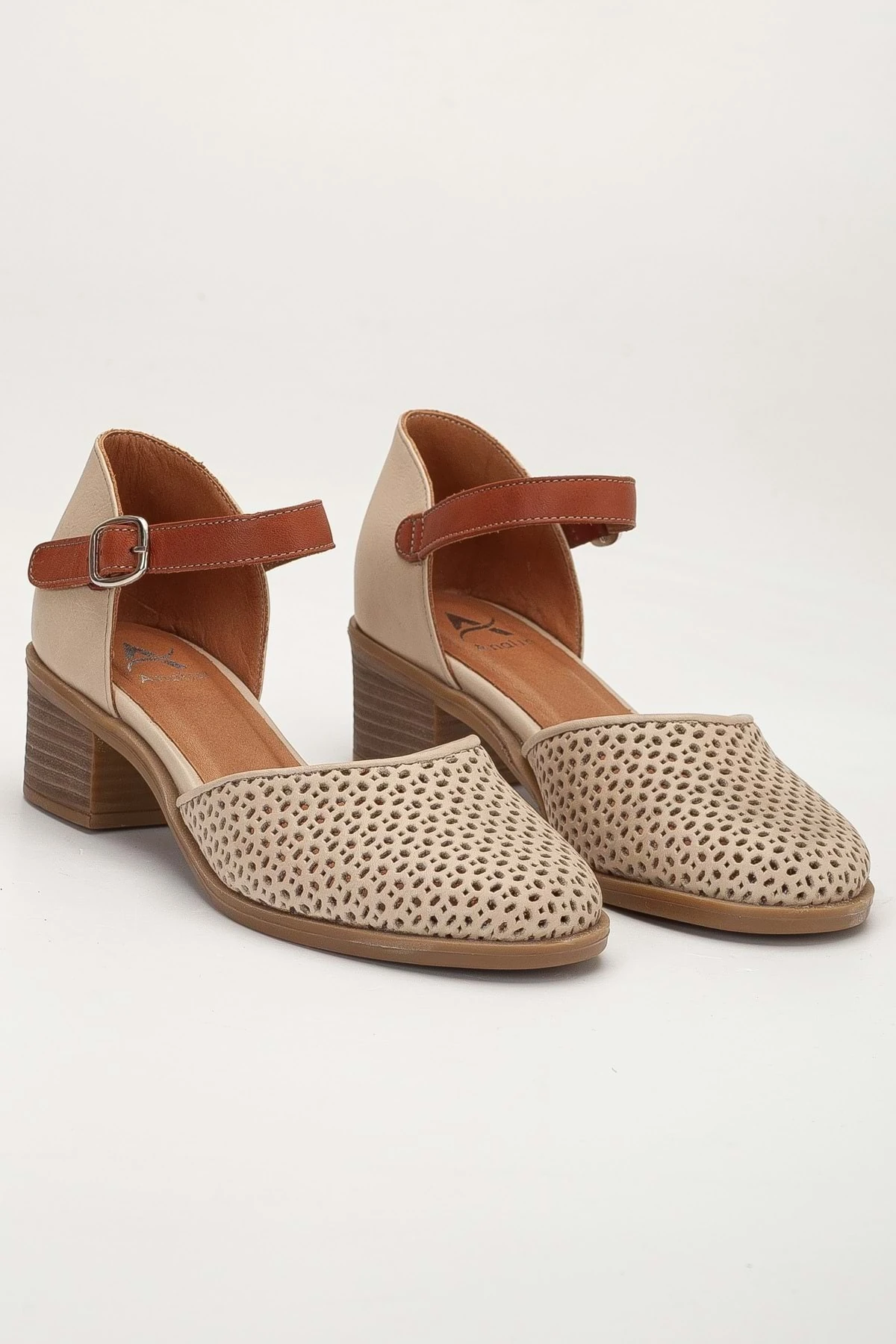 Kadın Hakiki Deri Burnu Kapalı Delikli Sandalet - Bej