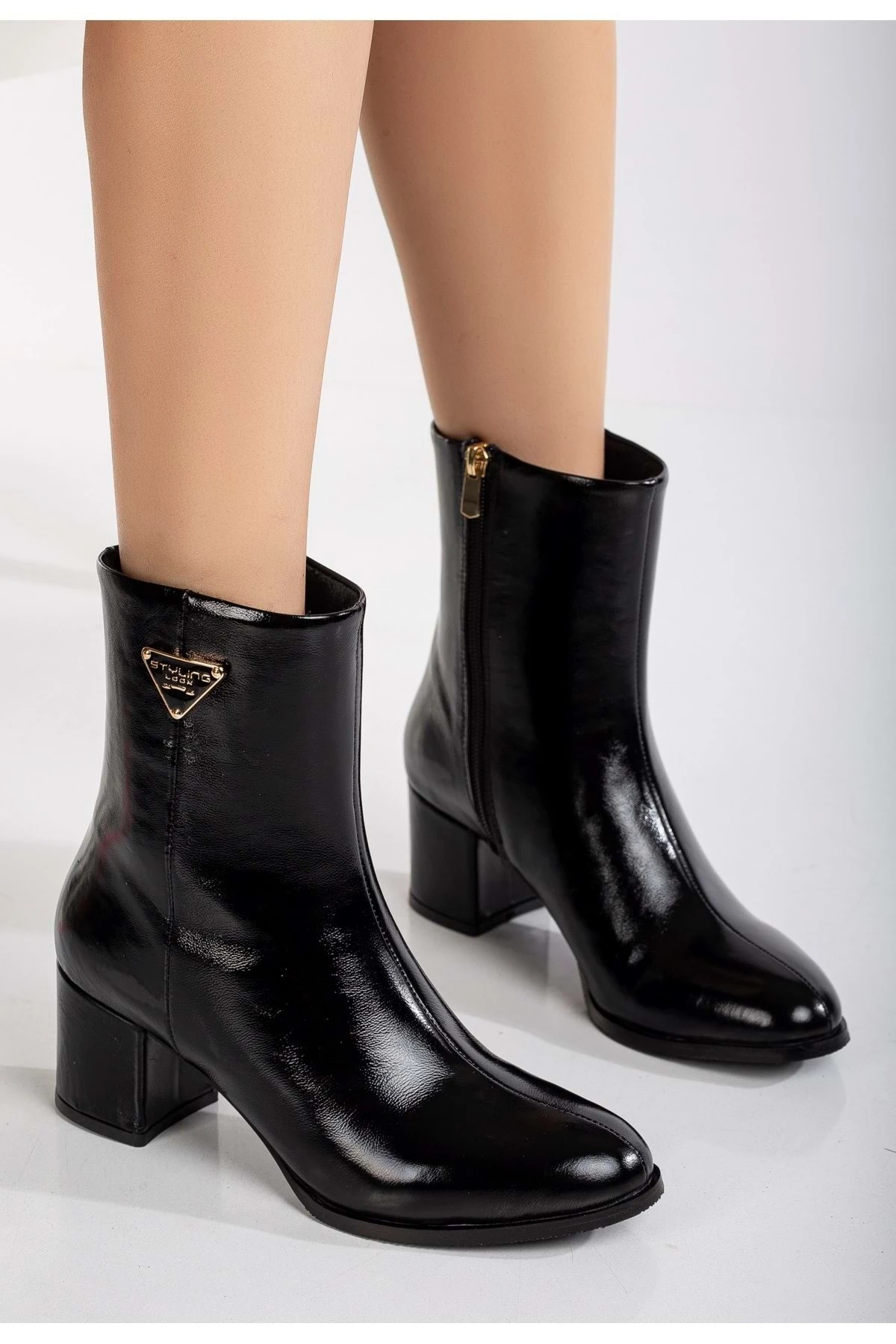 Kadın Hakiki Deri Aksesuarlı Topuklu Bot - SİYAH RUGAN