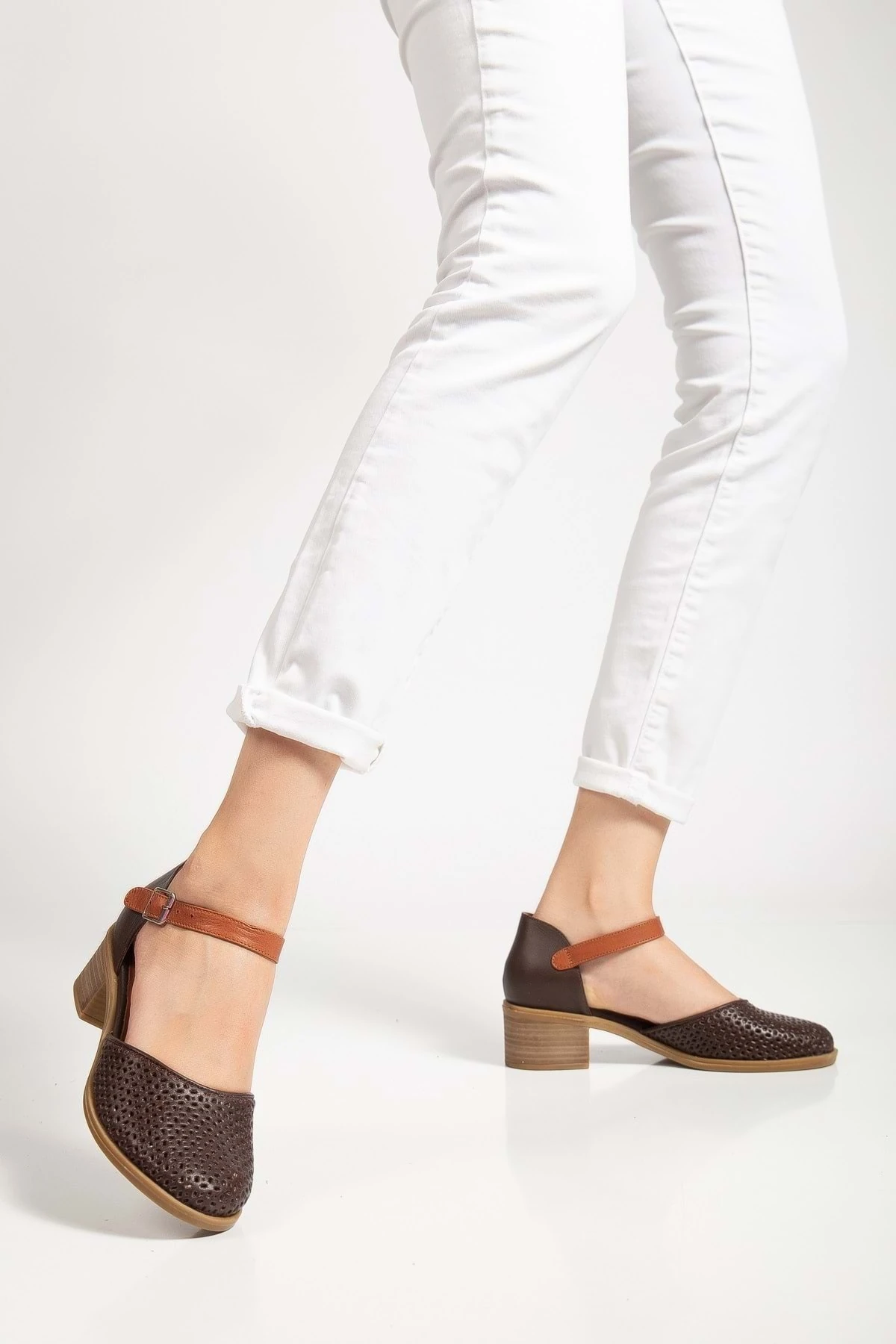 Kadın Hakiki Deri Burnu Kapalı Delikli Sandalet - Kahve