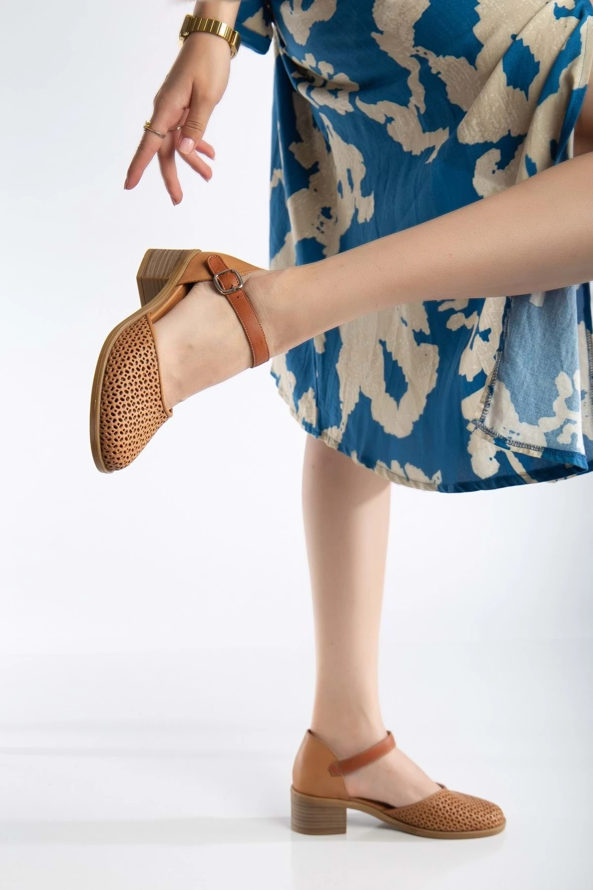 Kadın Hakiki Deri Burnu Kapalı Delikli Sandalet - Taba