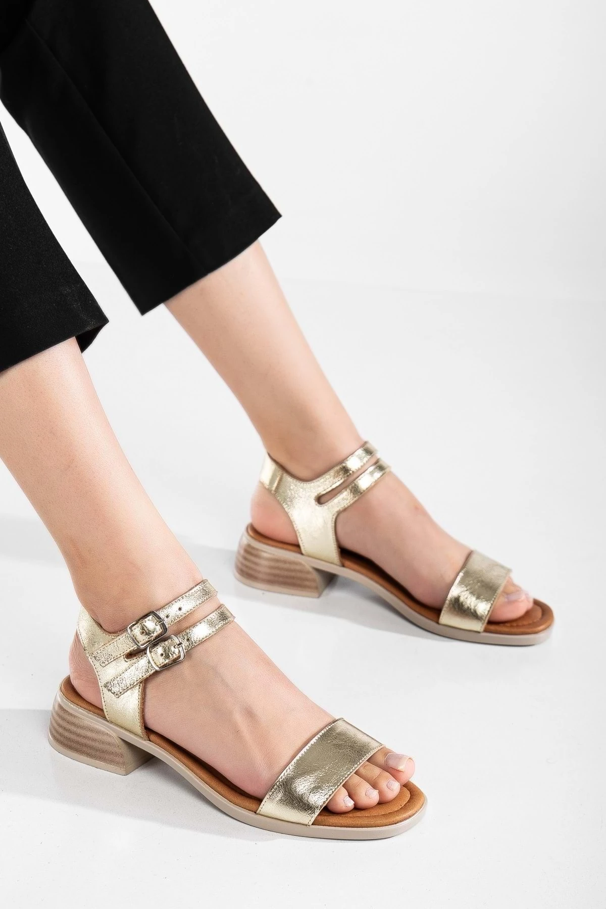 Kadın Hakiki Deri Bantlı Alçak Topuklu Sandalet