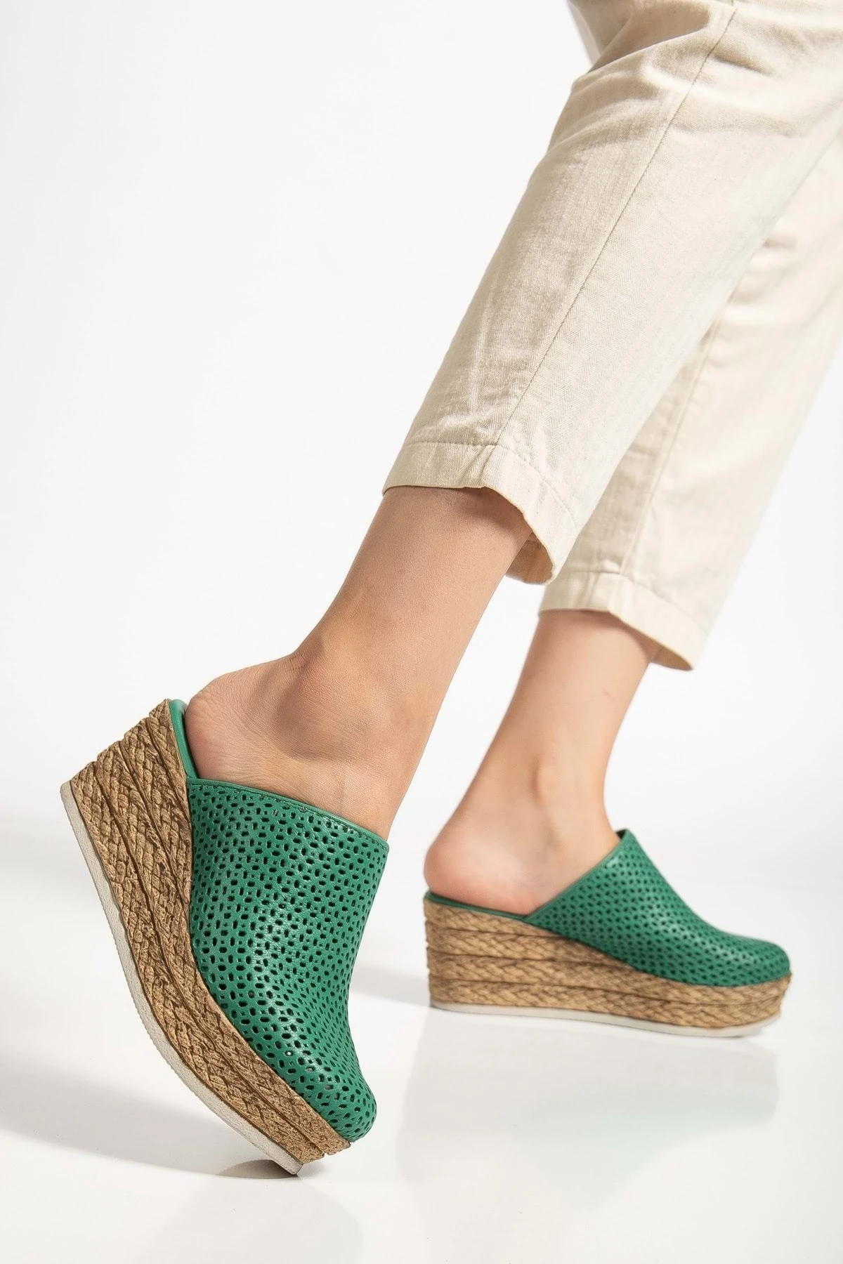 Kadın Hakiki Deri Burnu Kapalı Dolgu Topuk Terlik - Pine